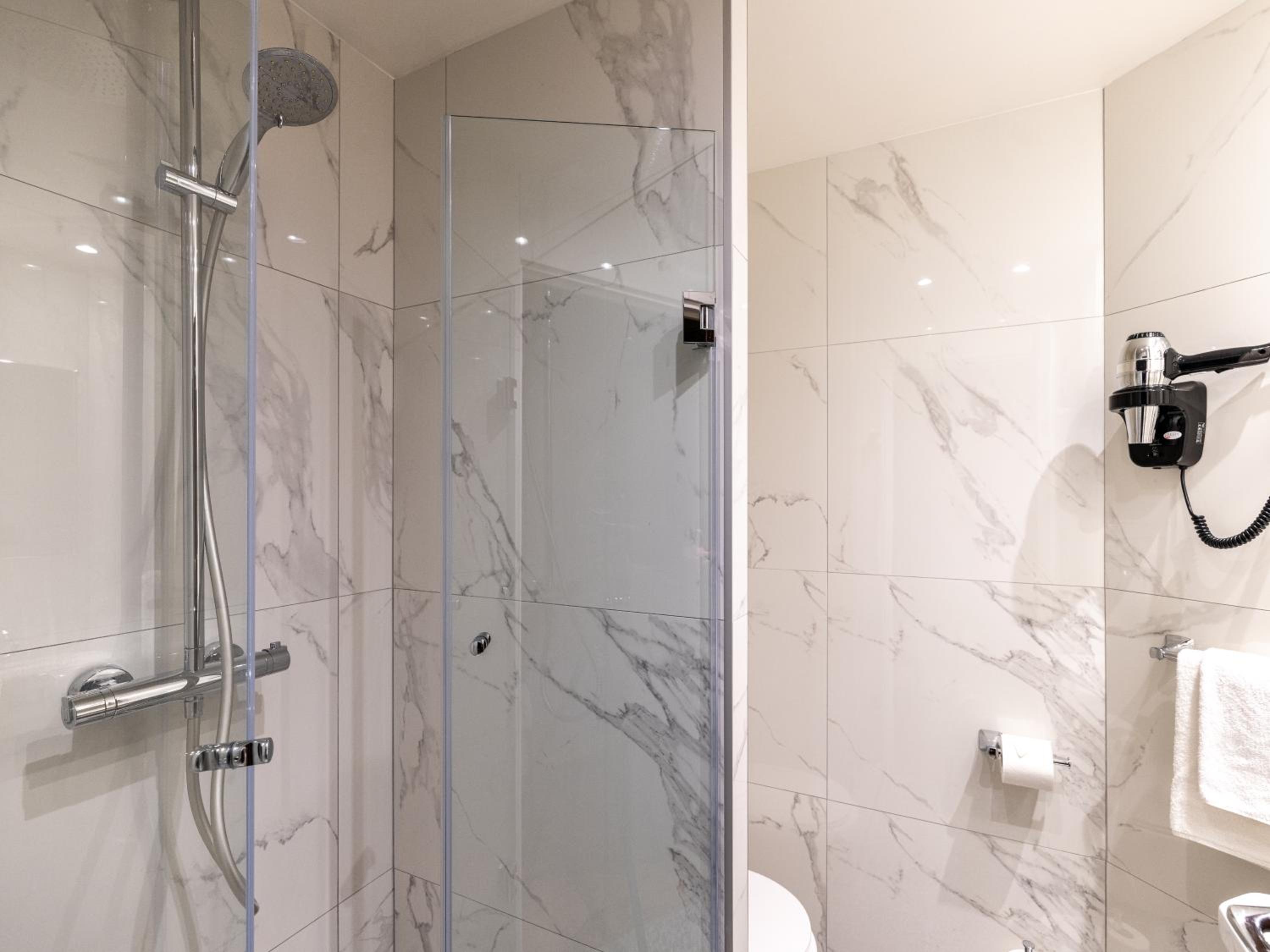 Superior Double Room thumbnail 5
