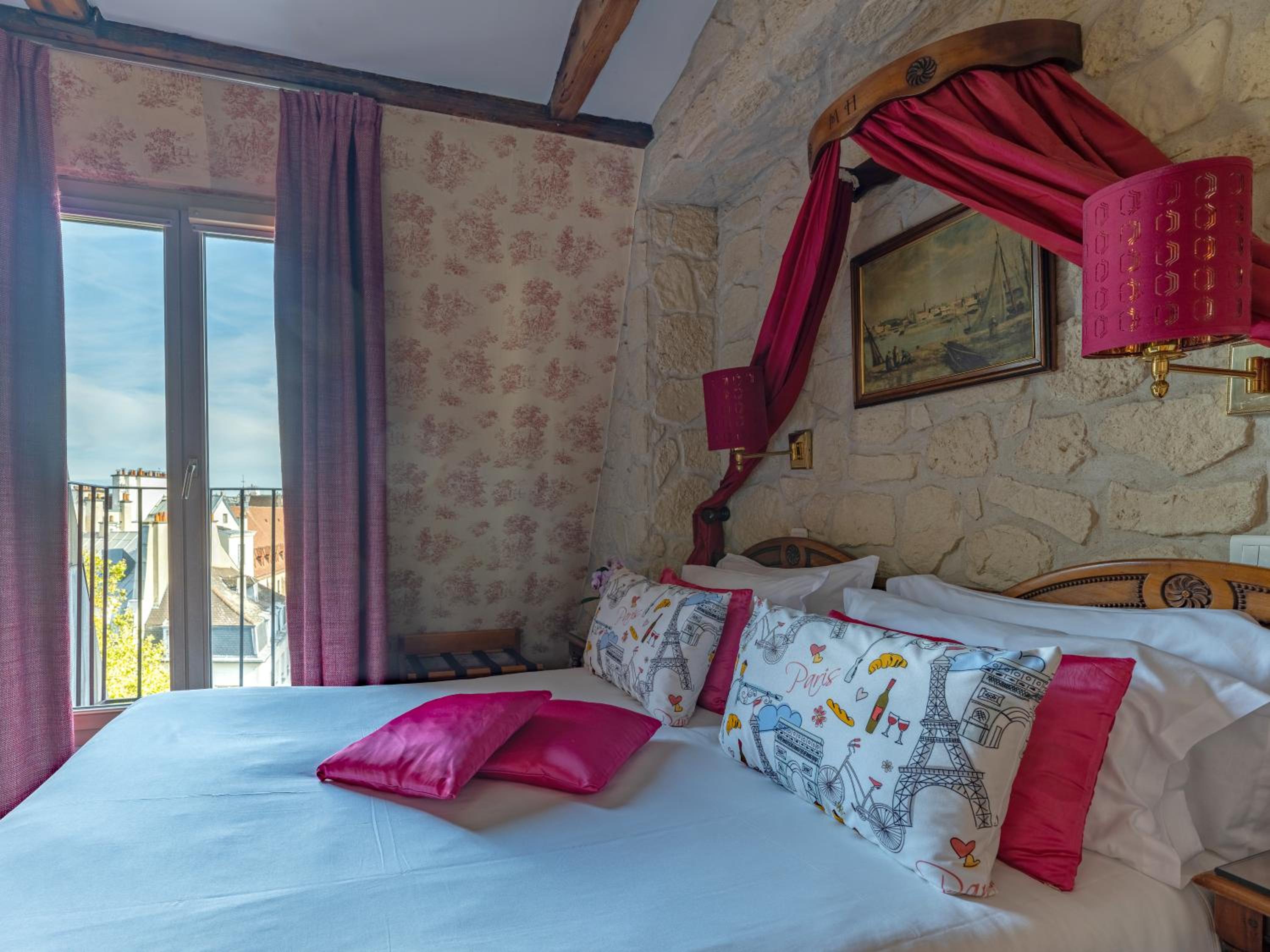 Superior Double Room thumbnail 5