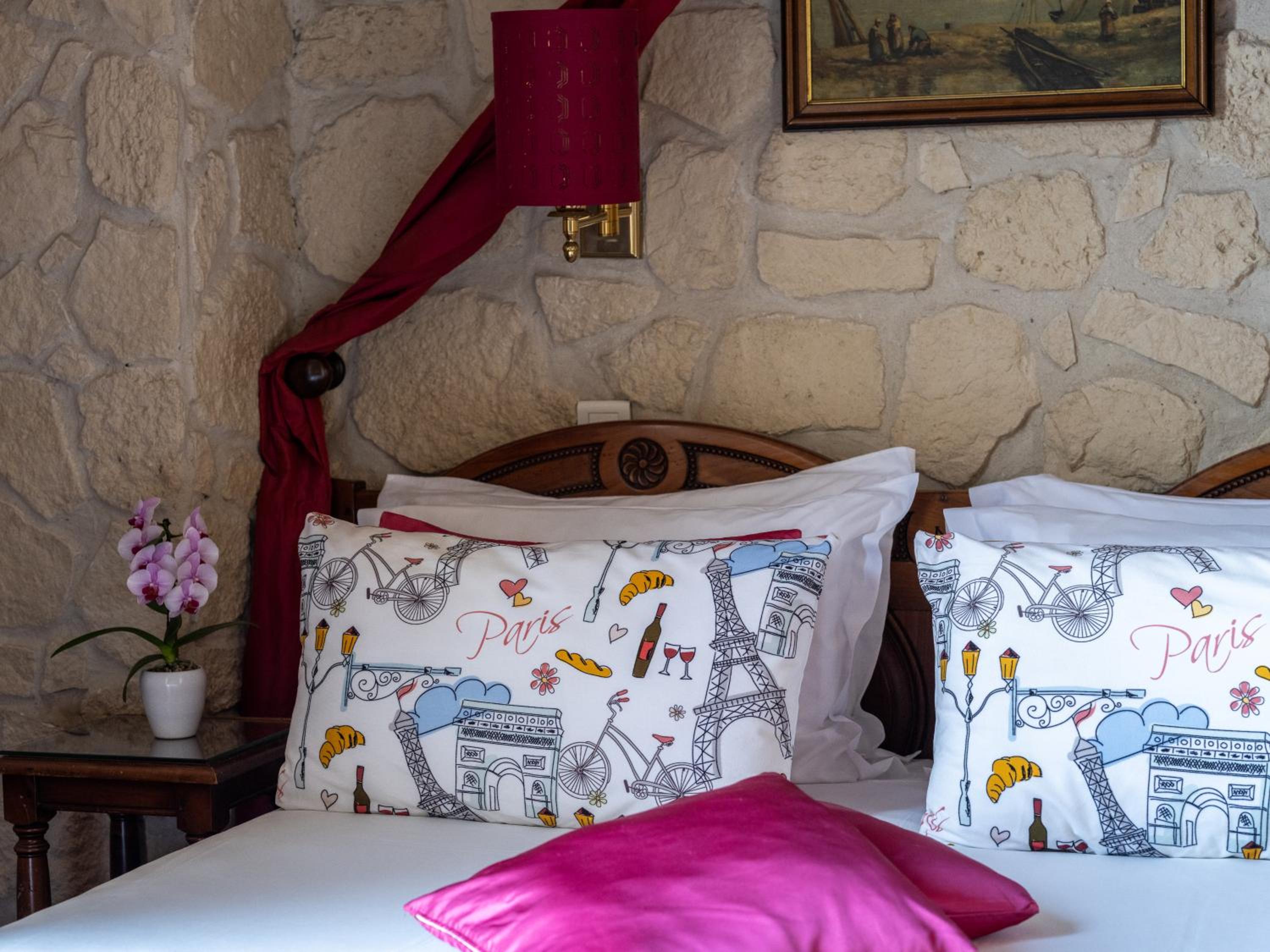 Superior Double Room thumbnail 6