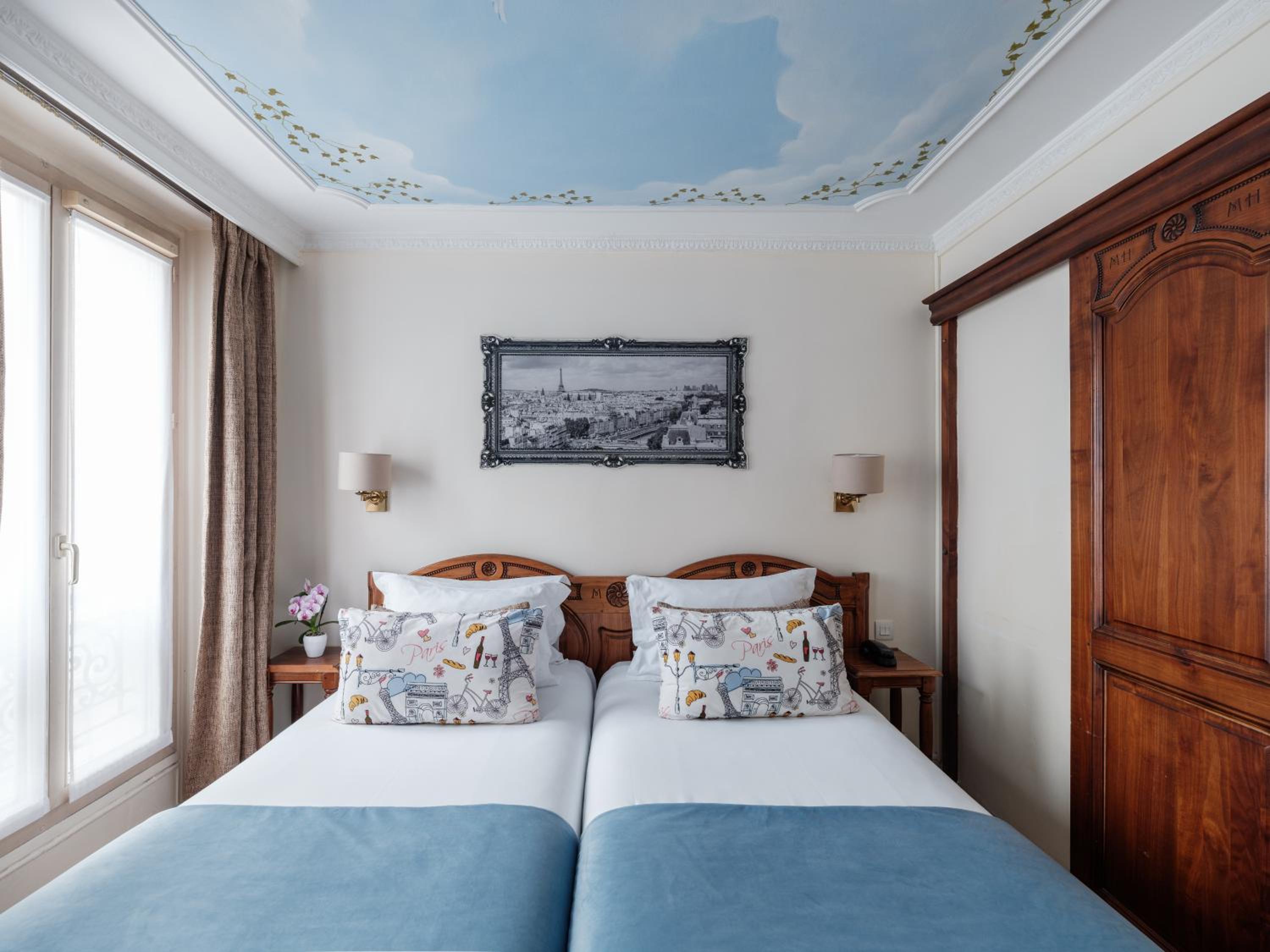 Superior Twin Room thumbnail 6