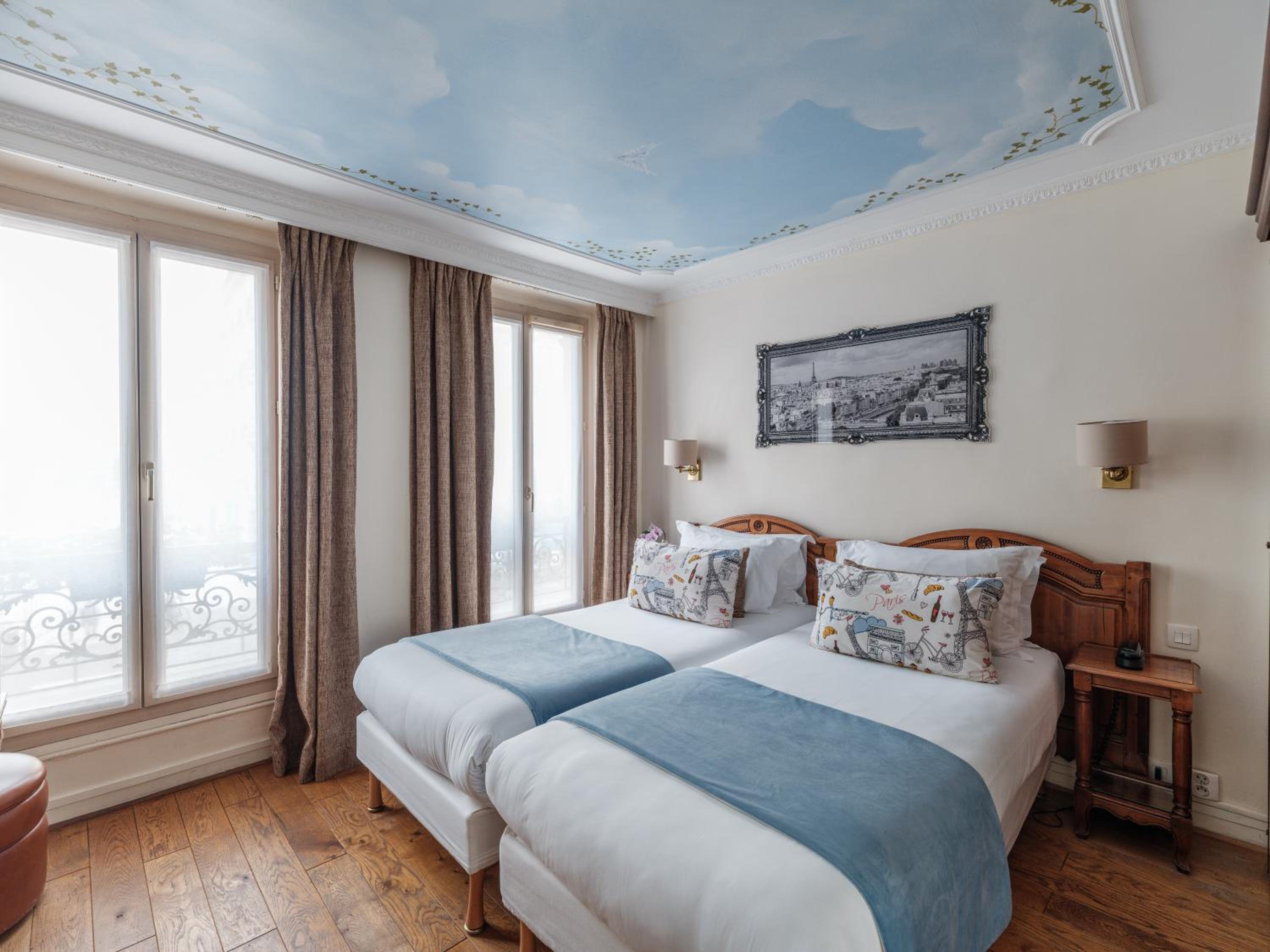 Superior Twin Room thumbnail 5