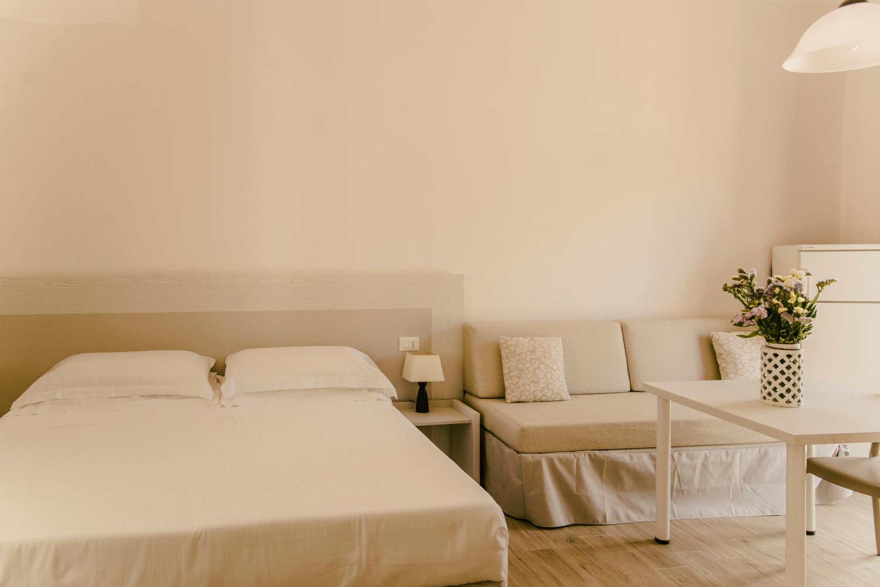 Studio Apartment - Photo 1