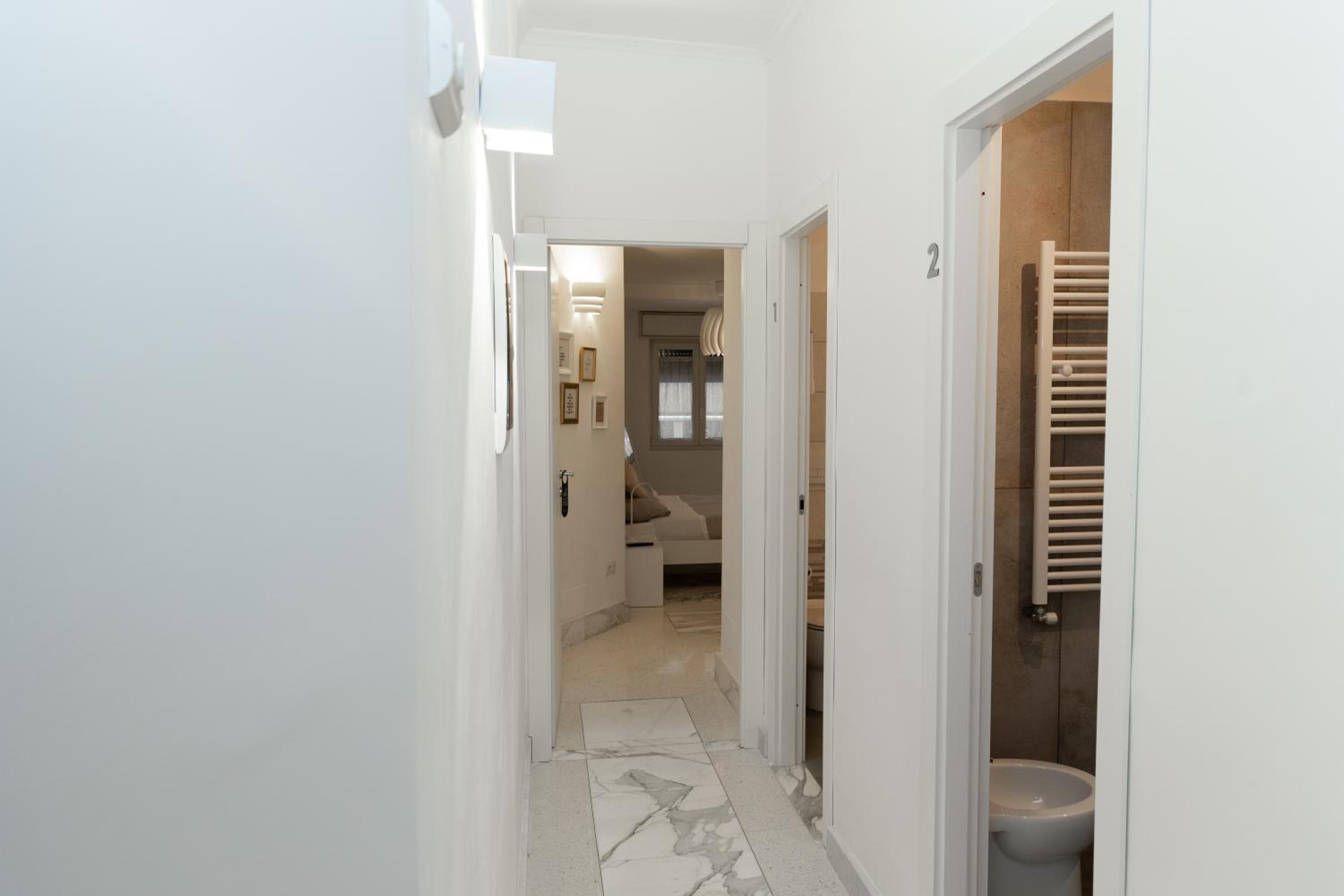 Deluxe Double Room with Balcony photo 3