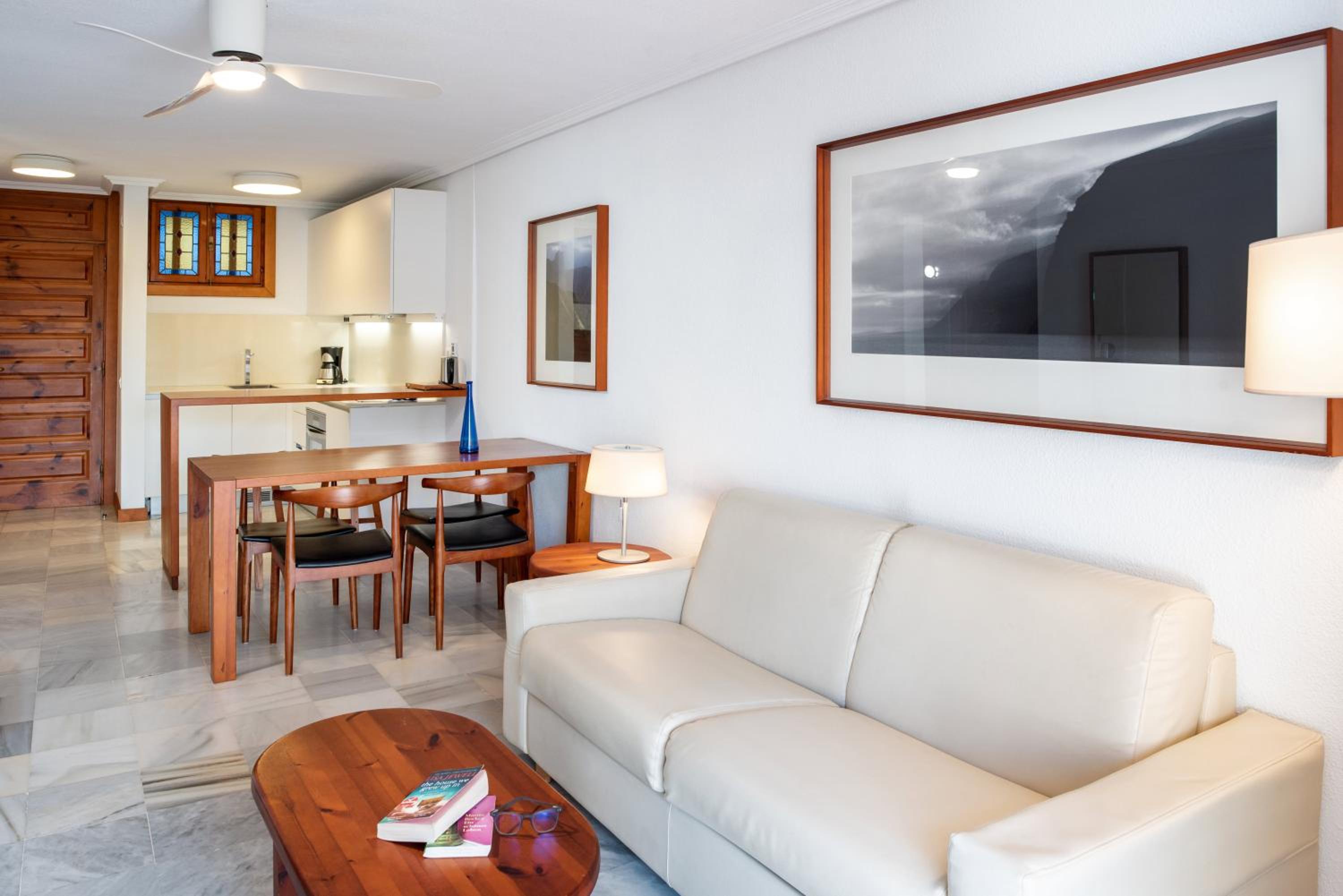 Two-Bedroom Superior Apartment with Garden View photo 3