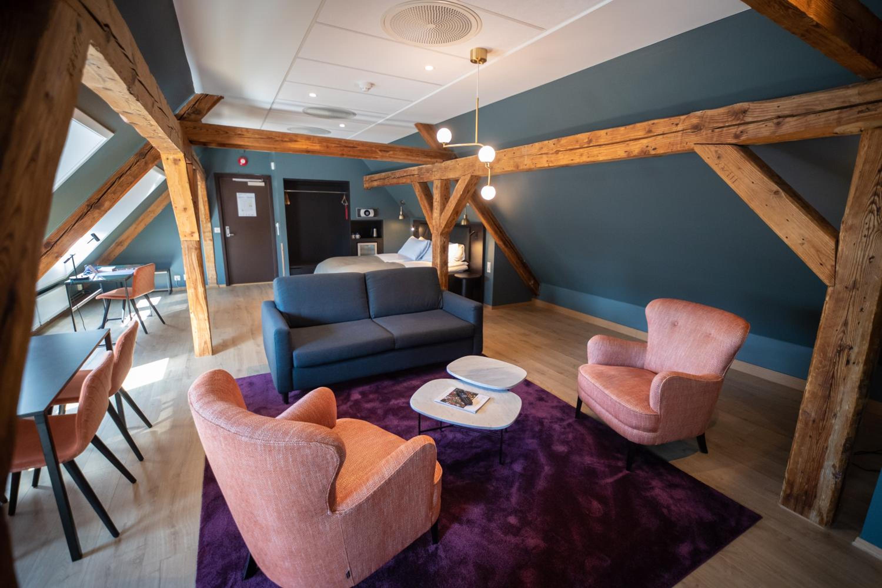 Suite - Photo 3