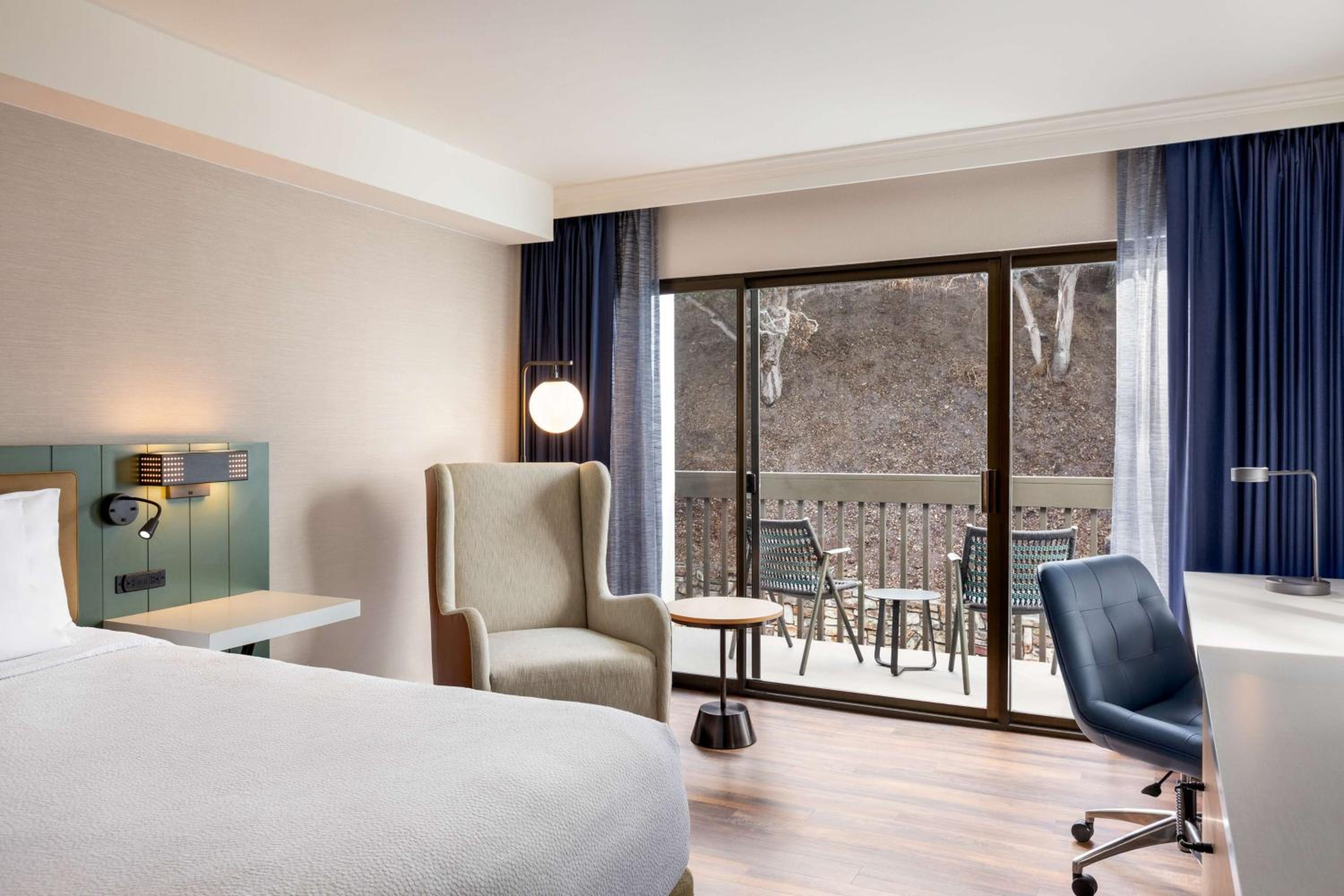 King Room with Balcony - Photo 5