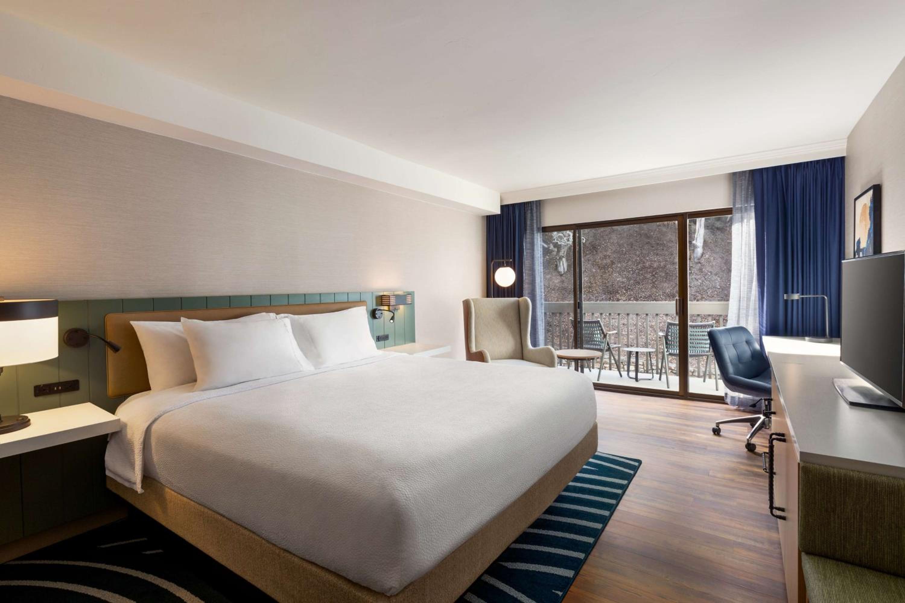 King Room with Balcony - Photo 1