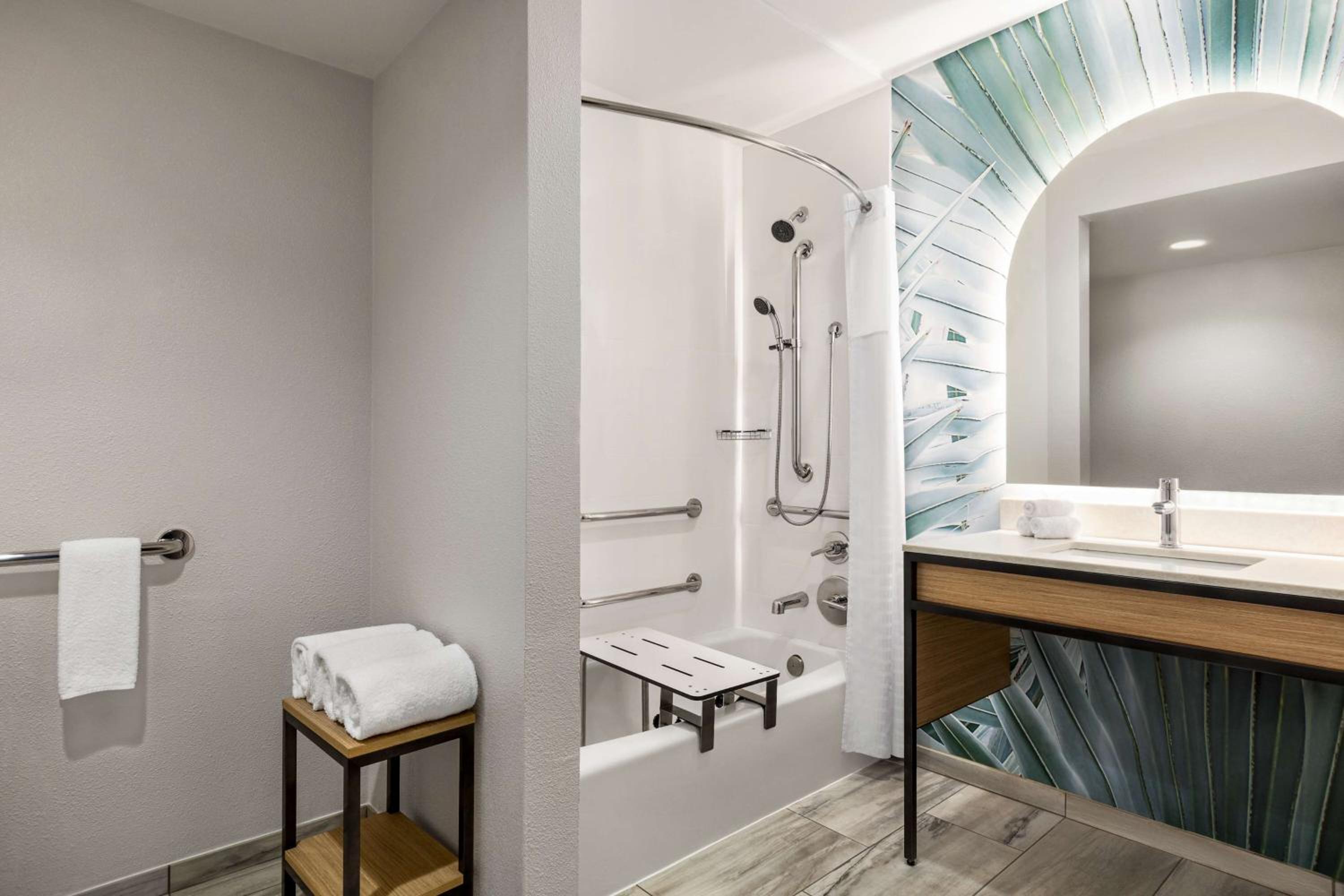 King Room with BathTub - Disability Access  - Photo 4