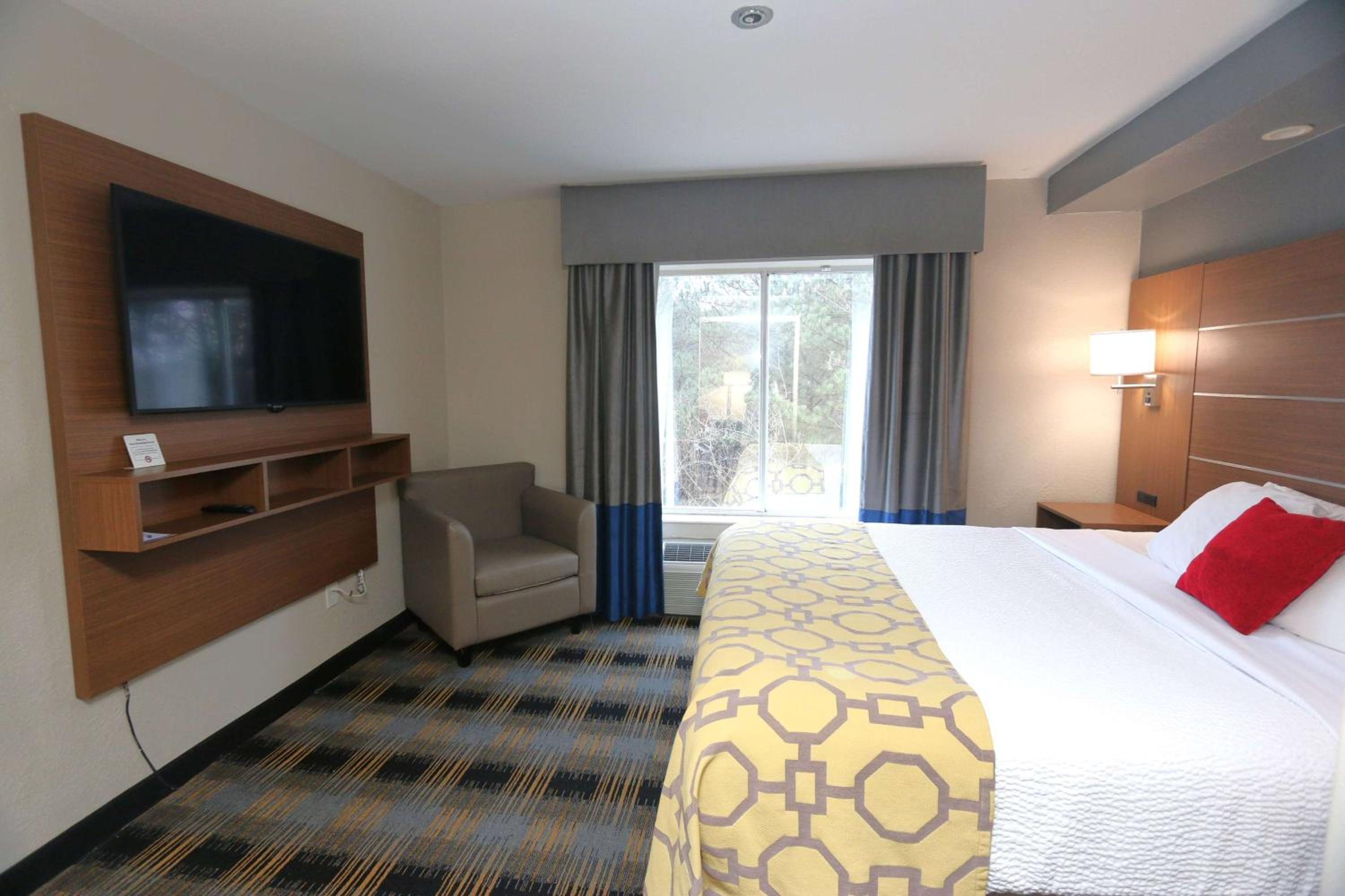 King Suite- Non-Smoking - Photo 1