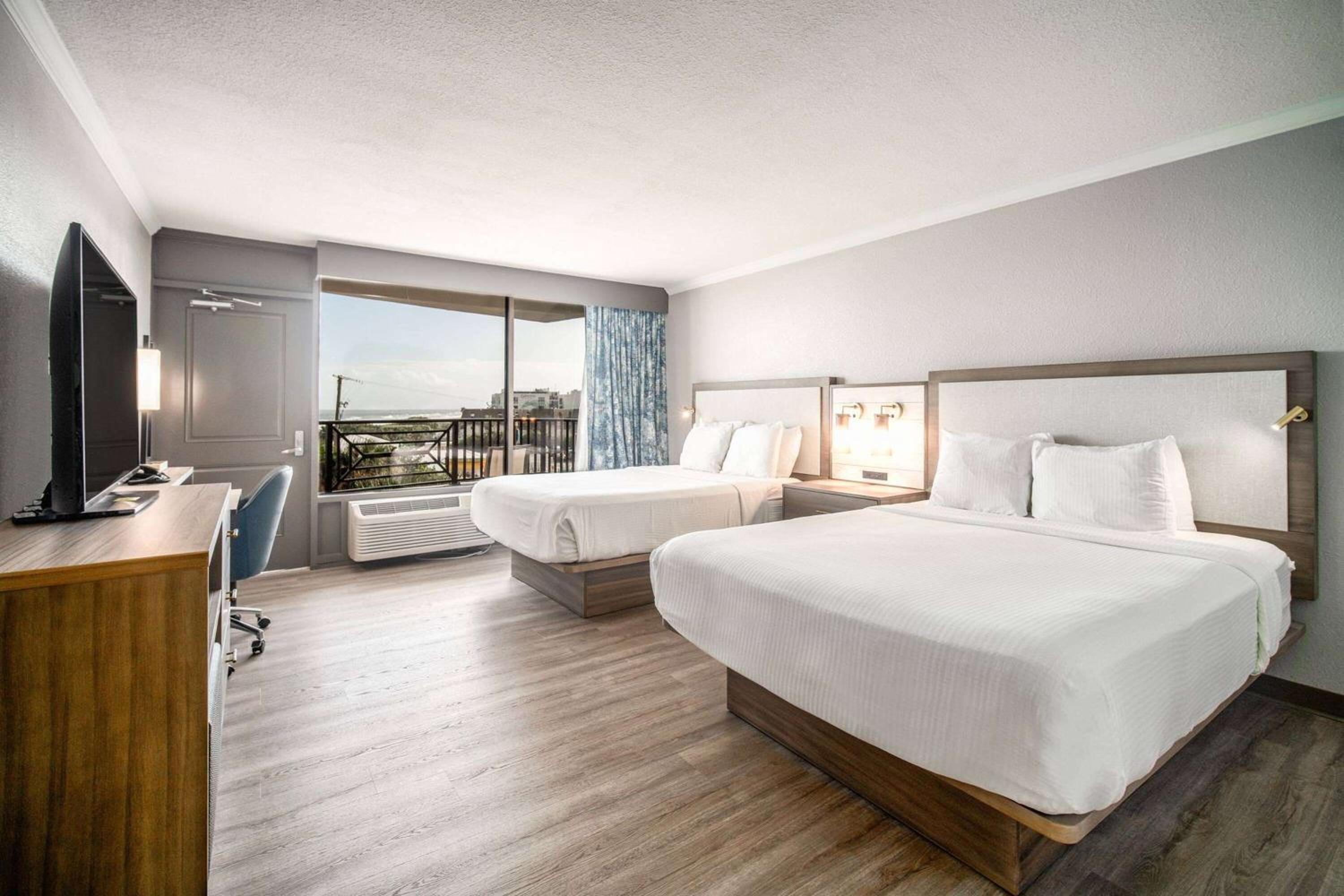 Queen Room with Two Queen Beds and Balcony - Ocean/Pool View - Non-Smoking - Photo 4