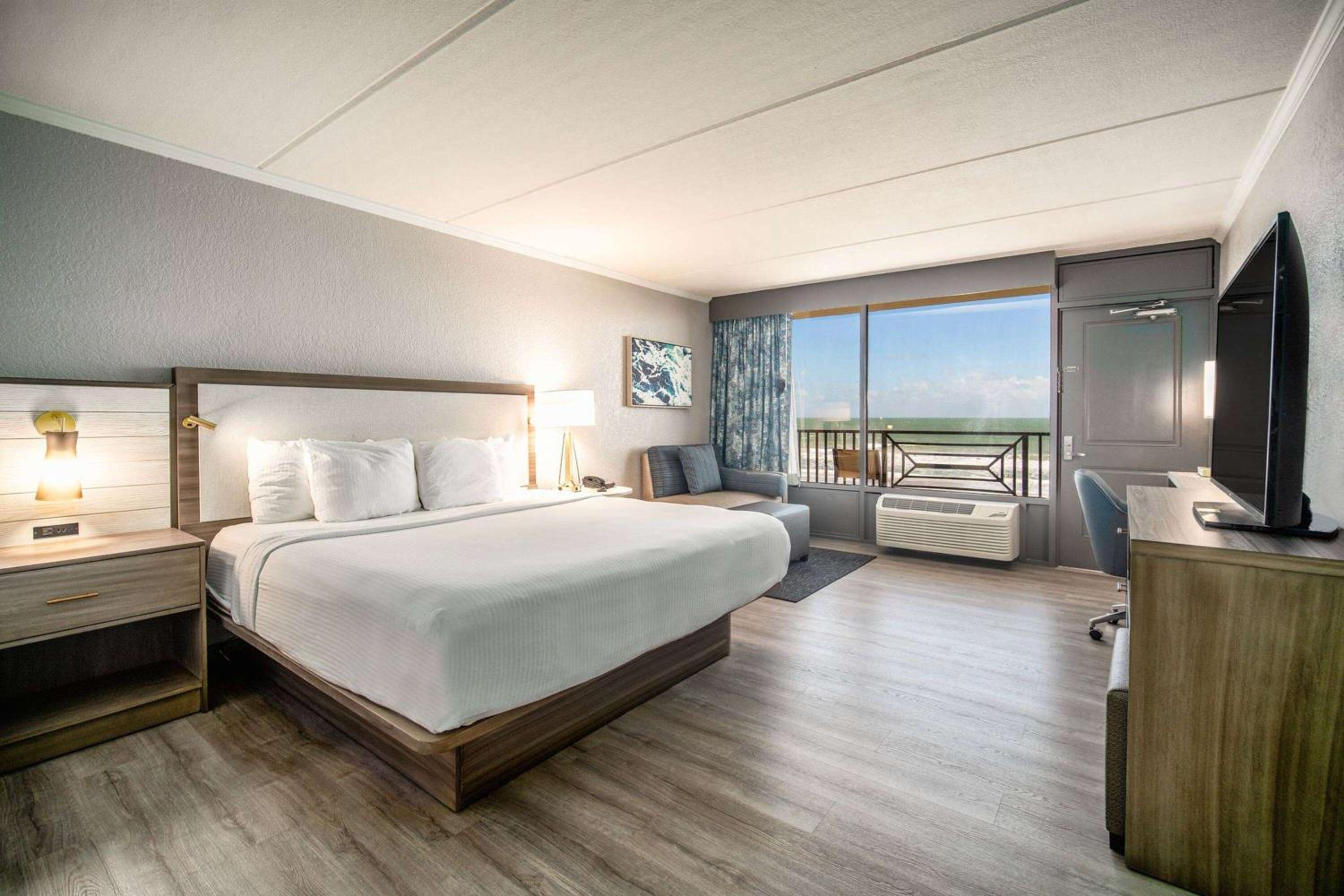 King Room with Balcony - Ocean/Poolview - Non-Smoking - Photo 2
