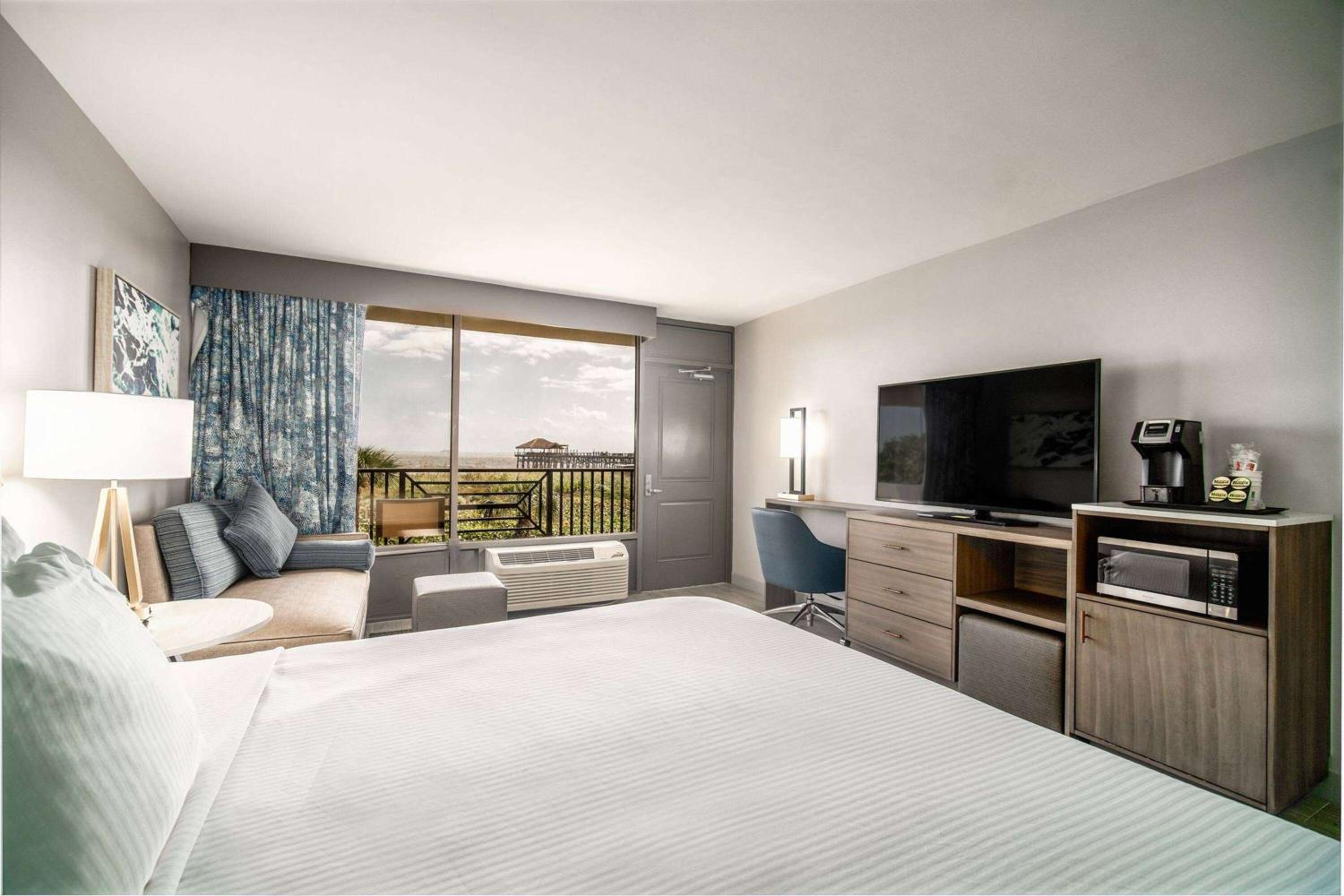 King Room with Mobility Access and Bathtub with Grab Bar/ Ocean/Pool View -  No Smoking