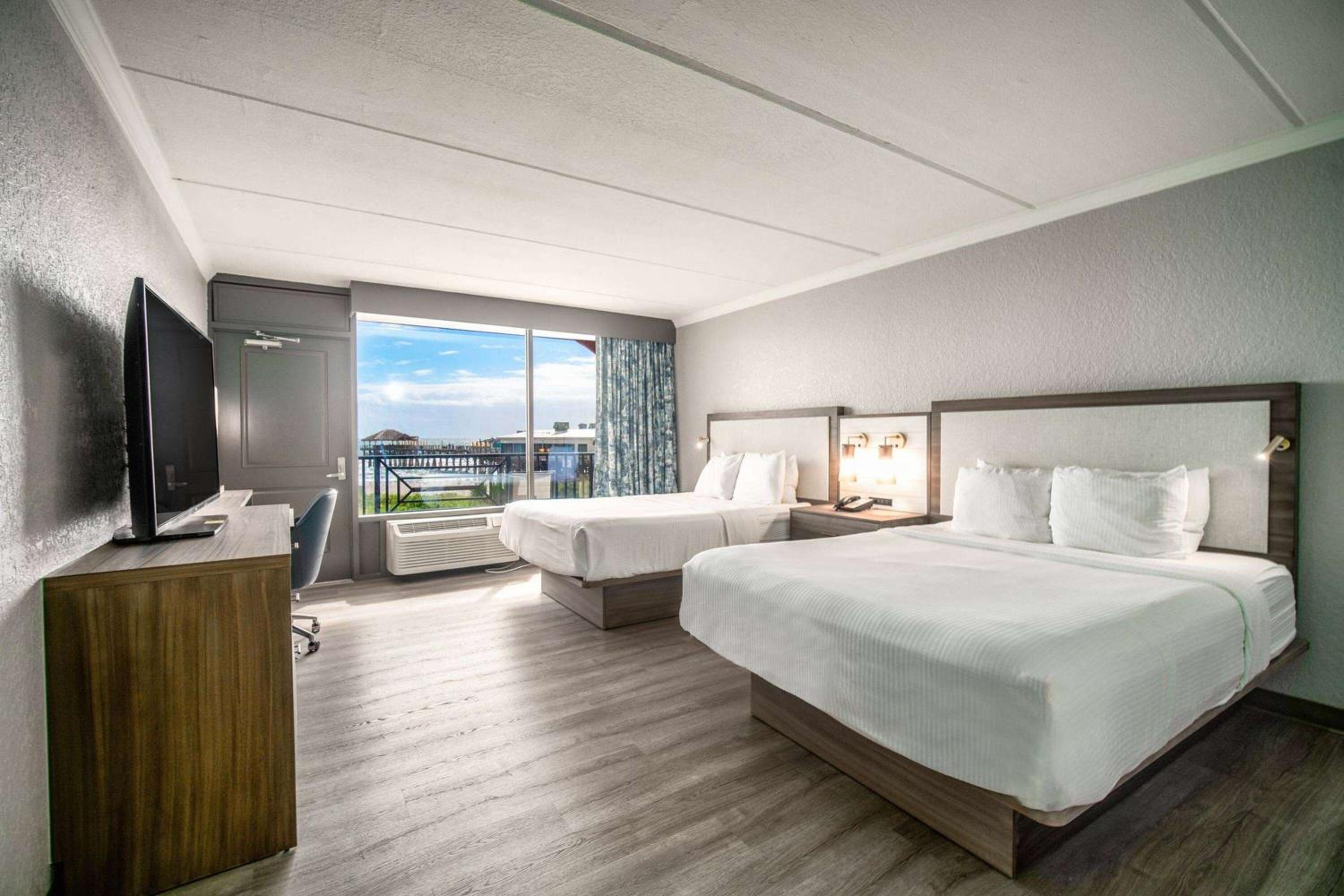 Queen Room with Two Queen Beds and Balcony - Non-Smoking - Photo 3