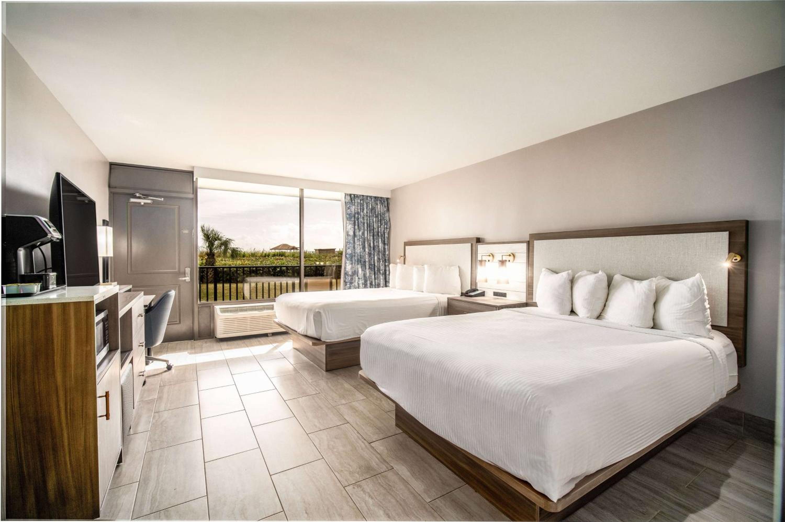 Queen Room with Two Queen Beds and Sand Dune View - Non-Smoking - Photo 4