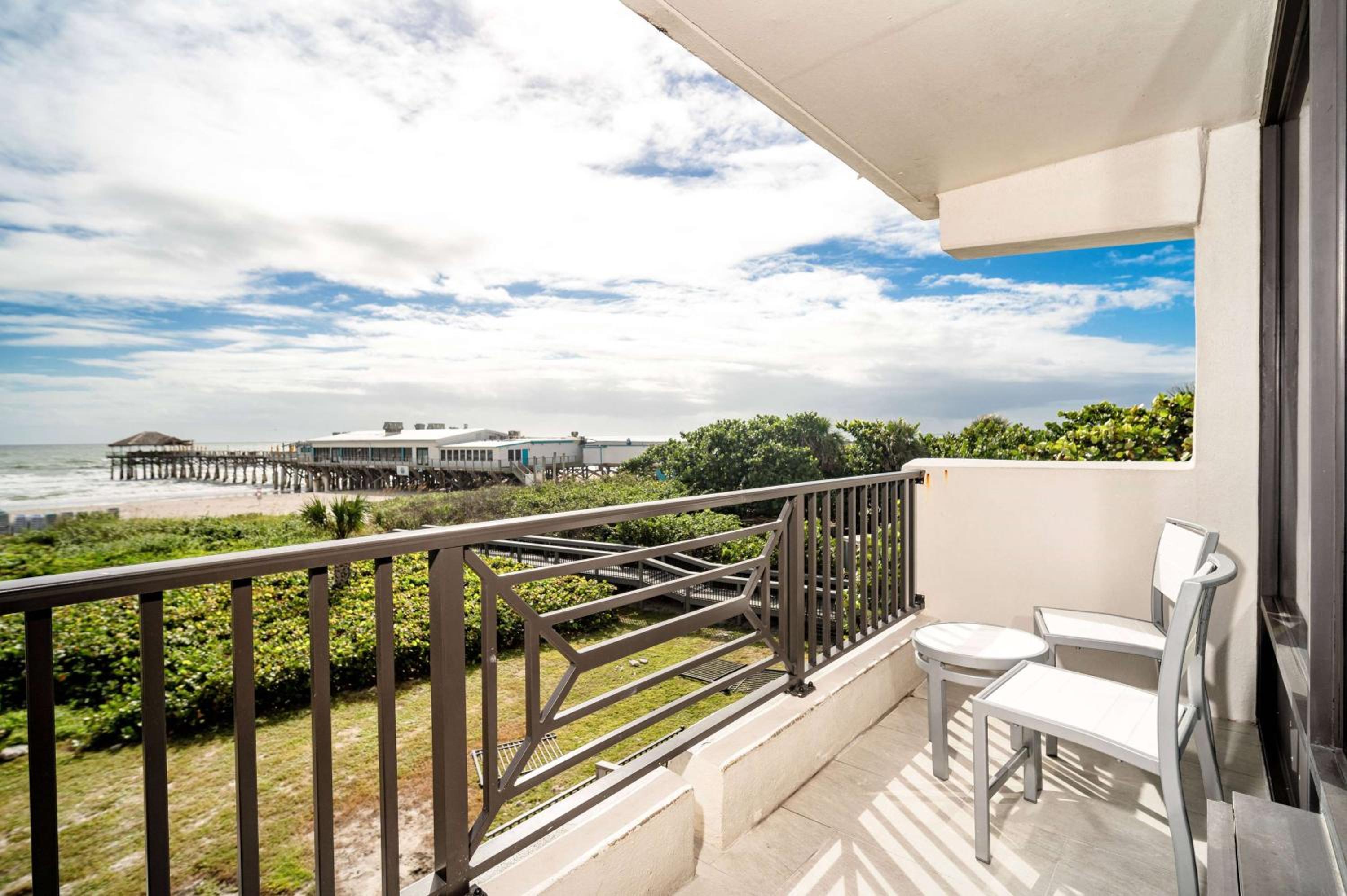 Oceanfront King Room with Balcony - Non-Smoking - Photo 4