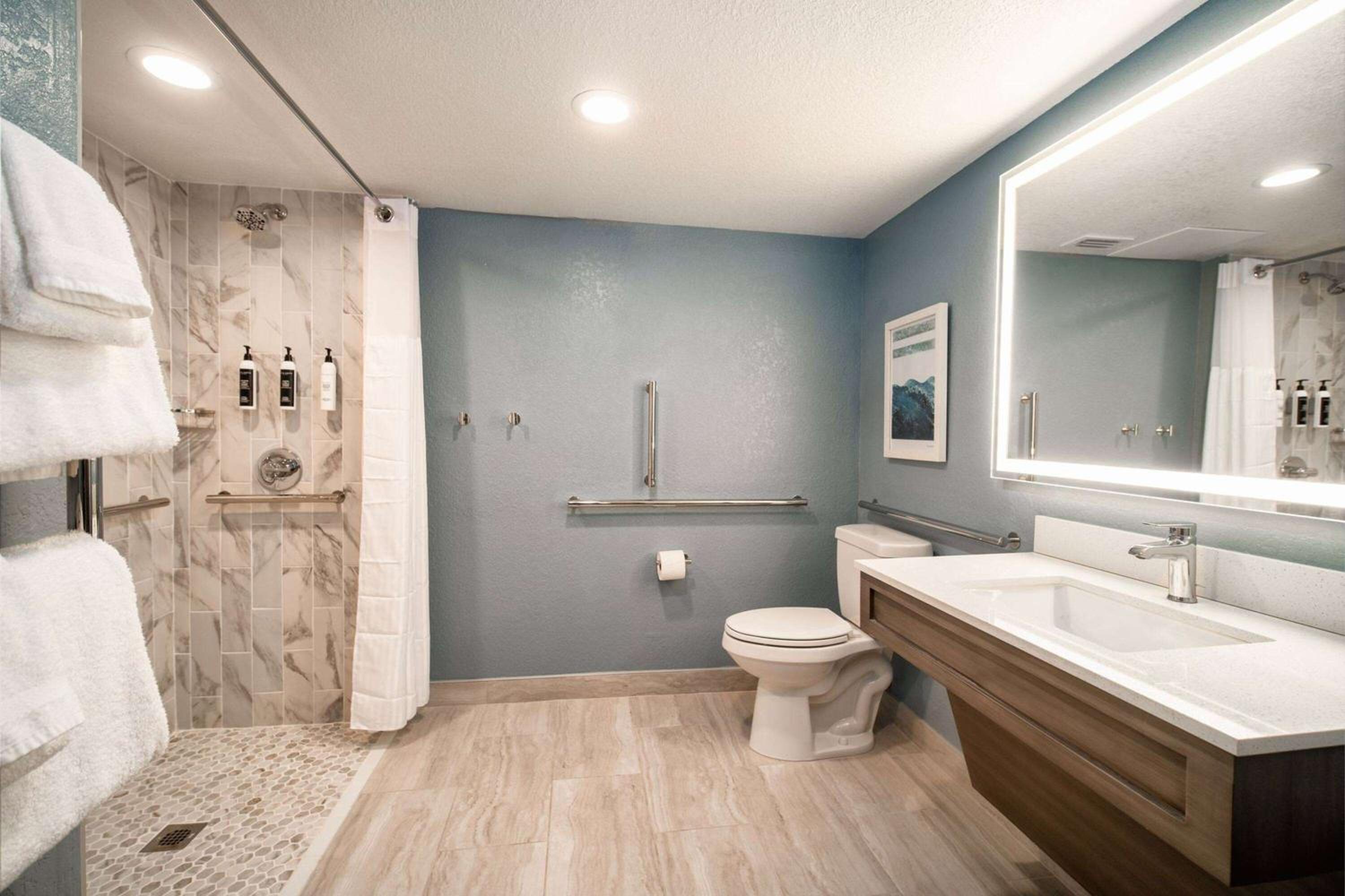 Queen Room with Two Beds and Sand Dune View NSMK/Mobility Access and Roll-In Shower 