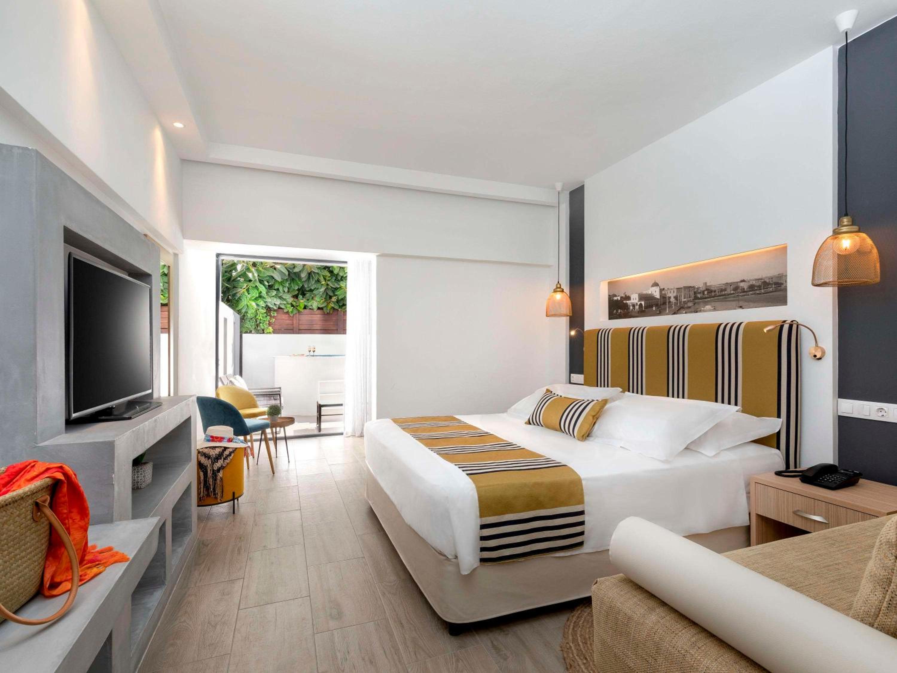 Junior Suite with 1 Kingsize bed, single Sofa bed and terrace with private pool  - Photo 4