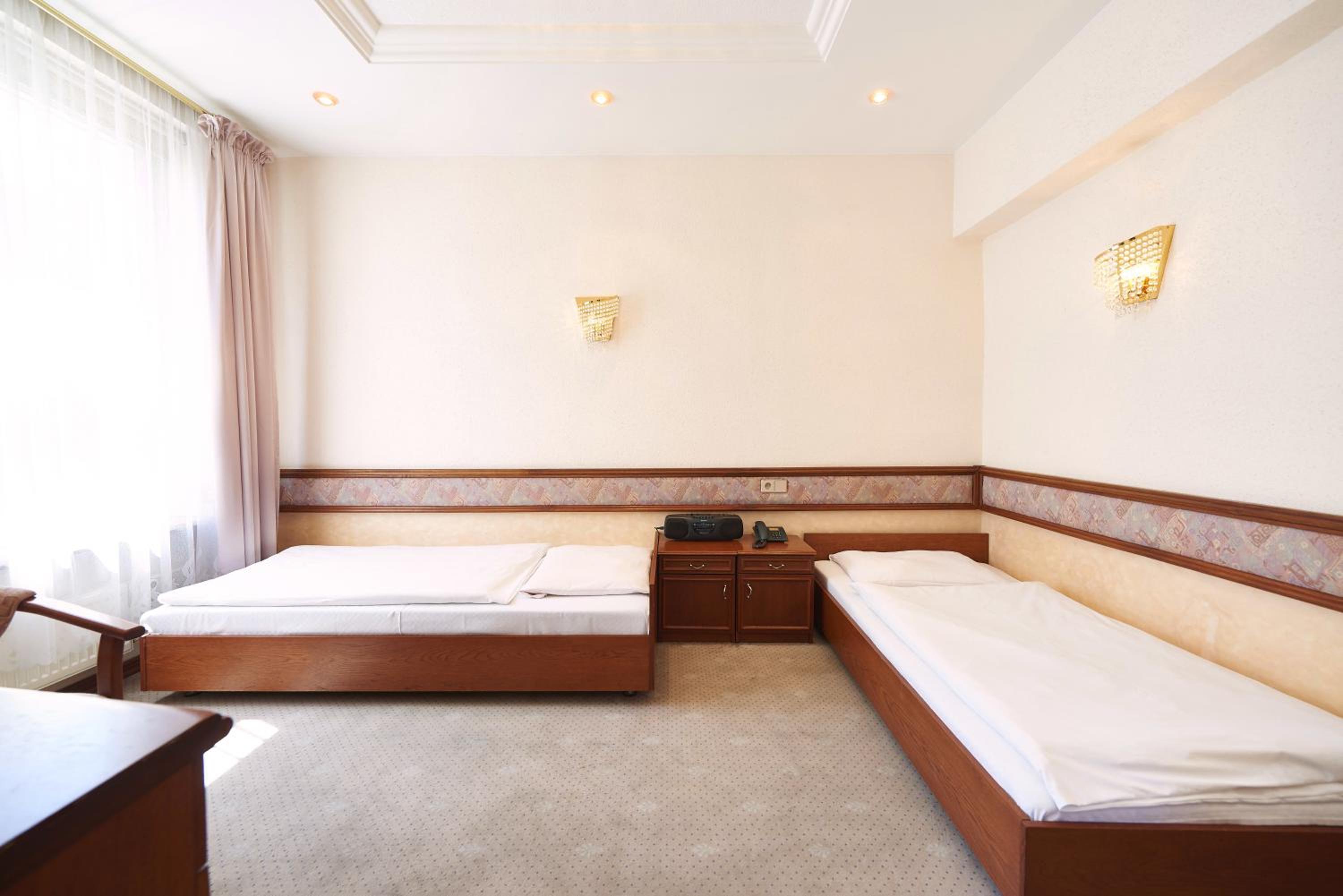 Twin Room - Photo 3