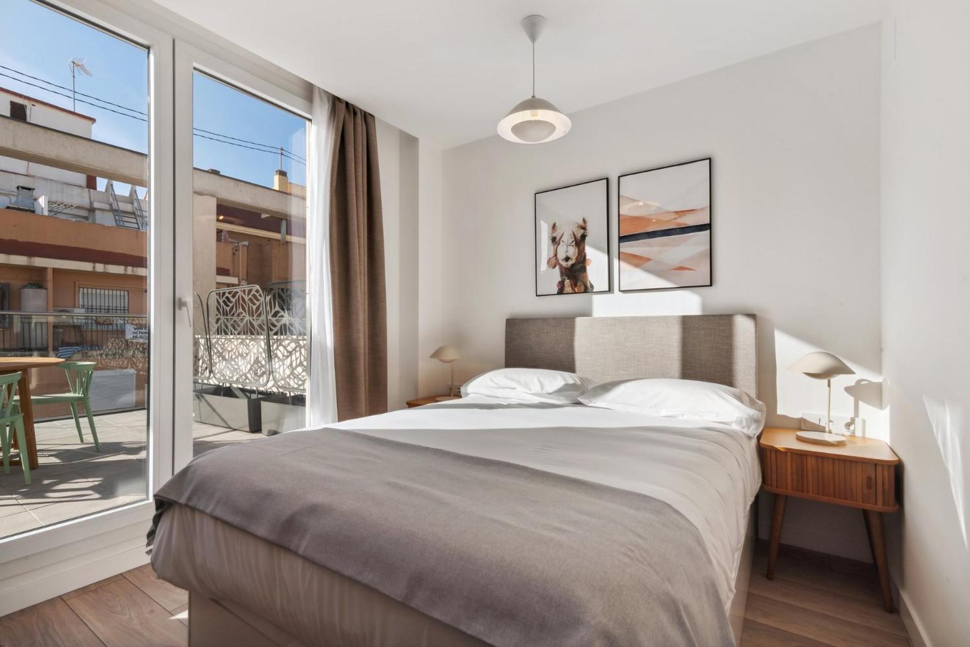 Estudio con sofá cama y terraza