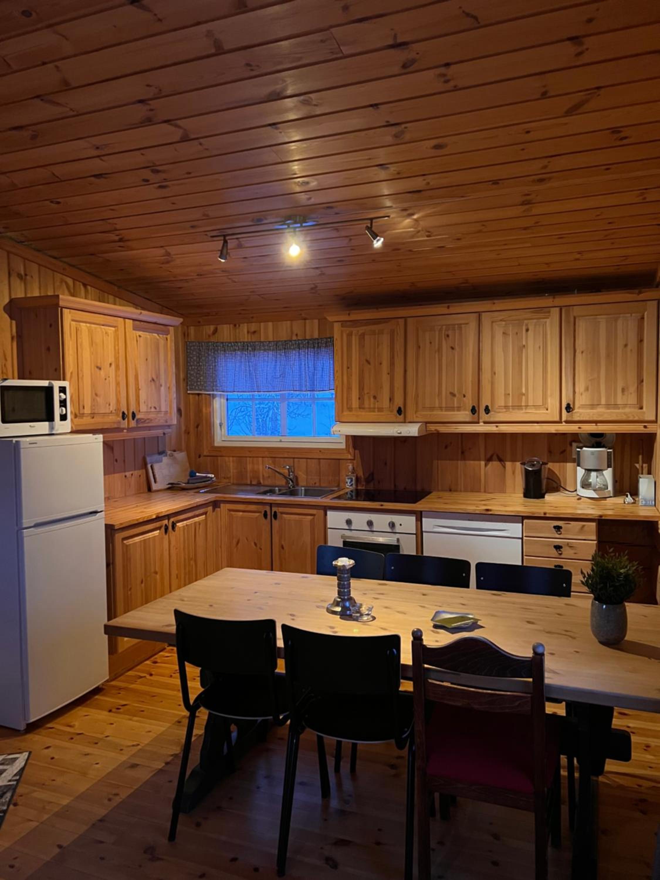Three-Bedroom Cottage - Photo 3