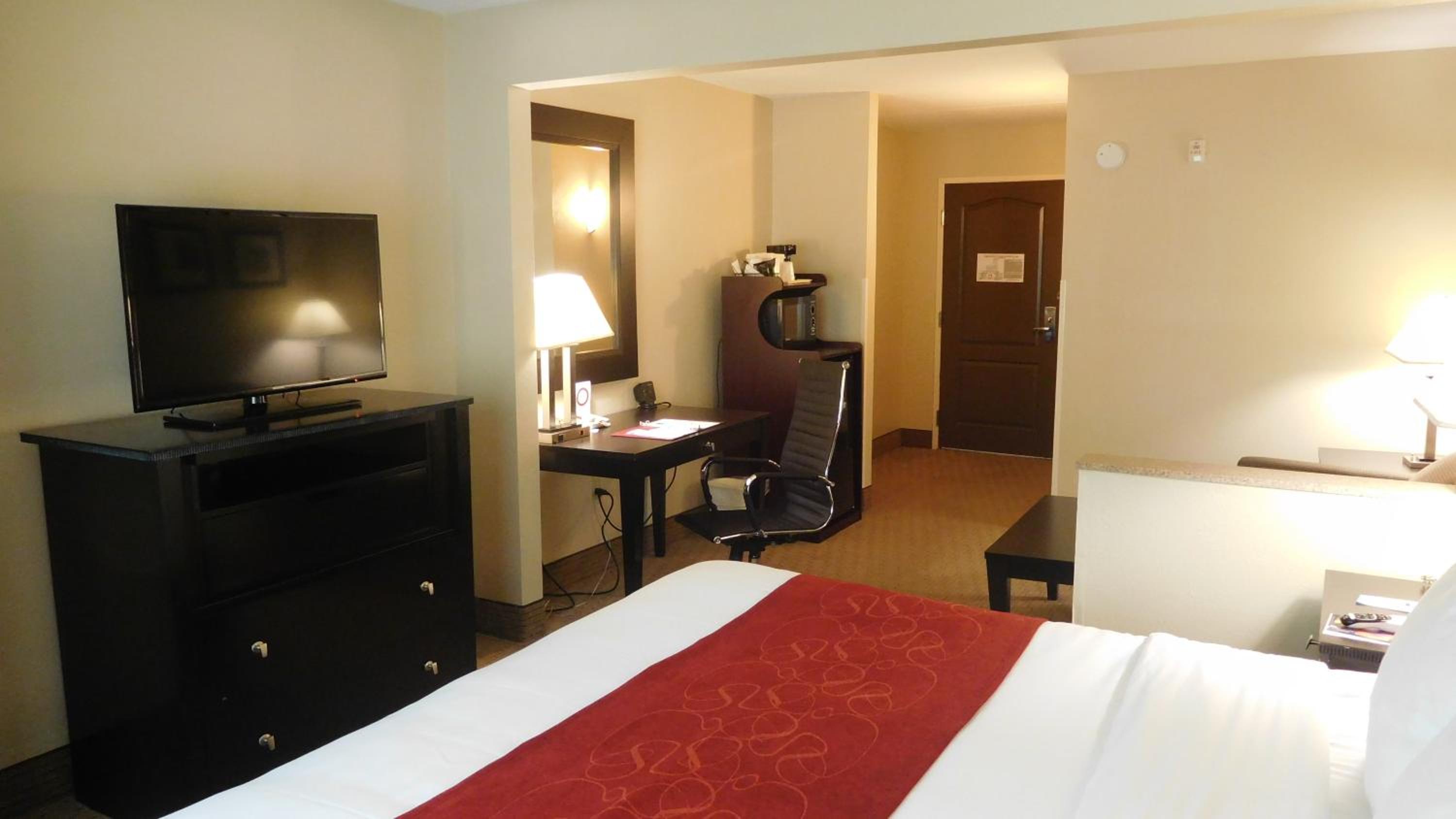 King Suite - Non-Smoking - Photo 6