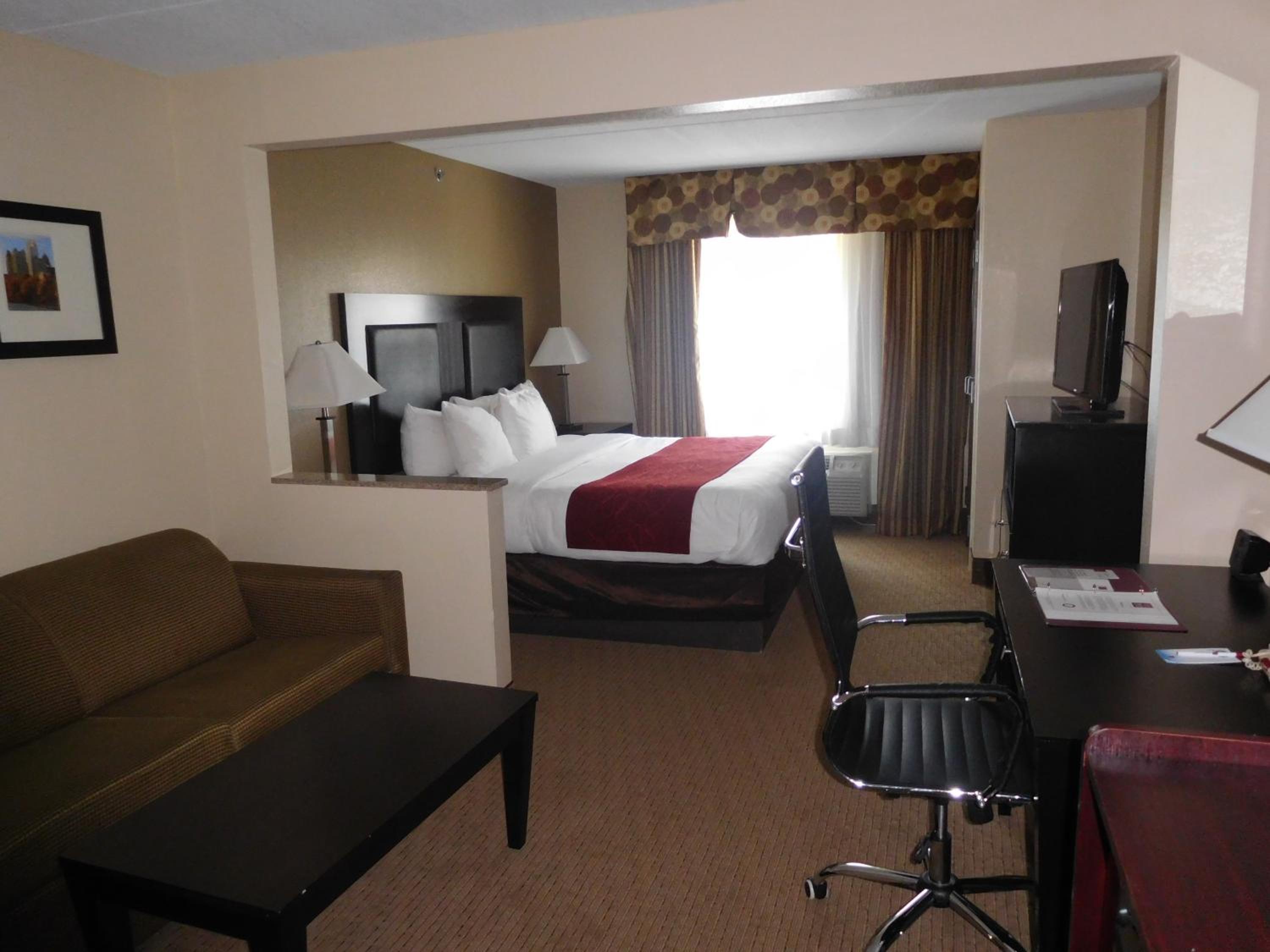 King Suite - Non-Smoking - Photo 7
