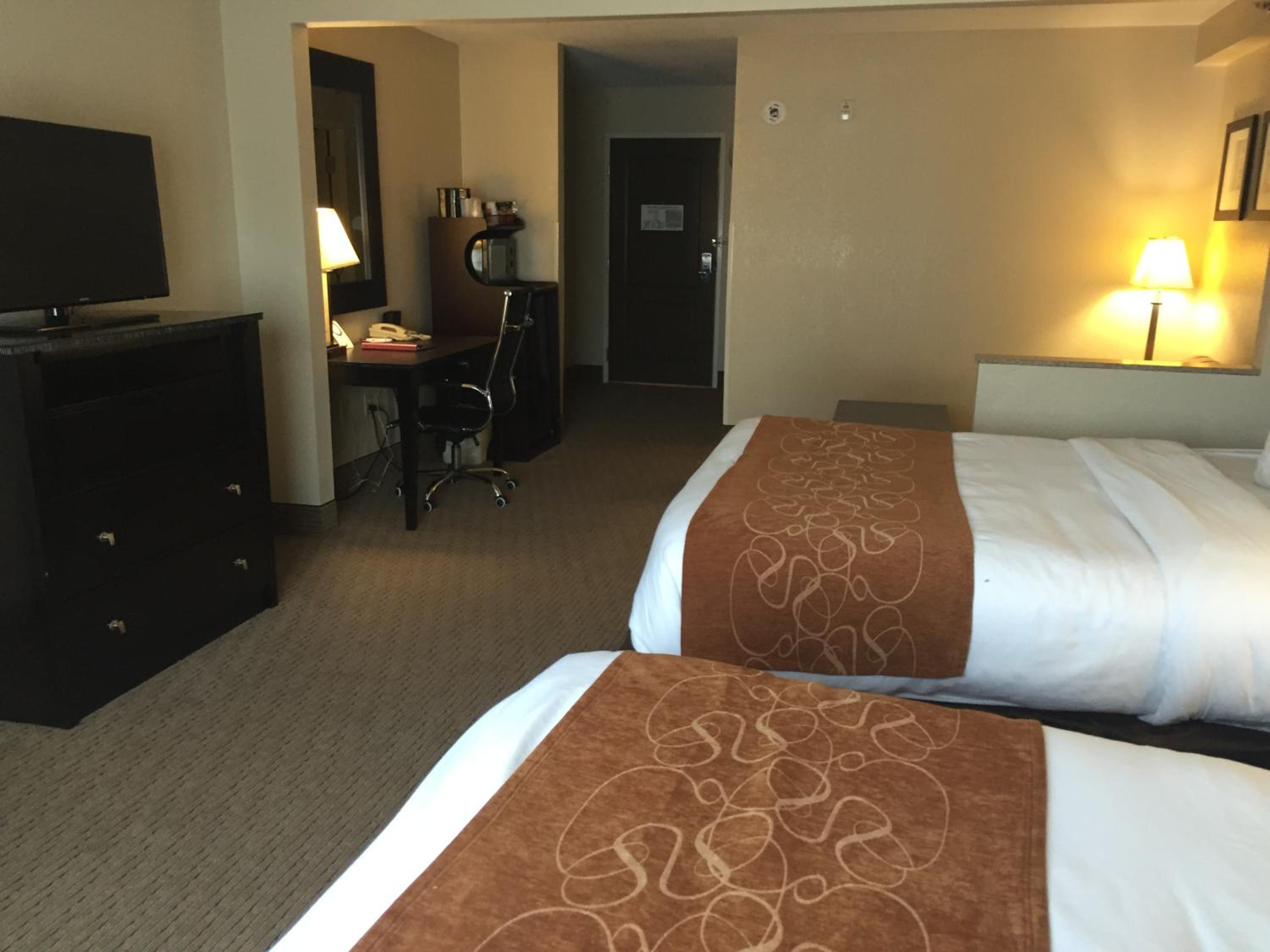 Queen Suite with Two Queen Beds - Non-Smoking - Photo 4