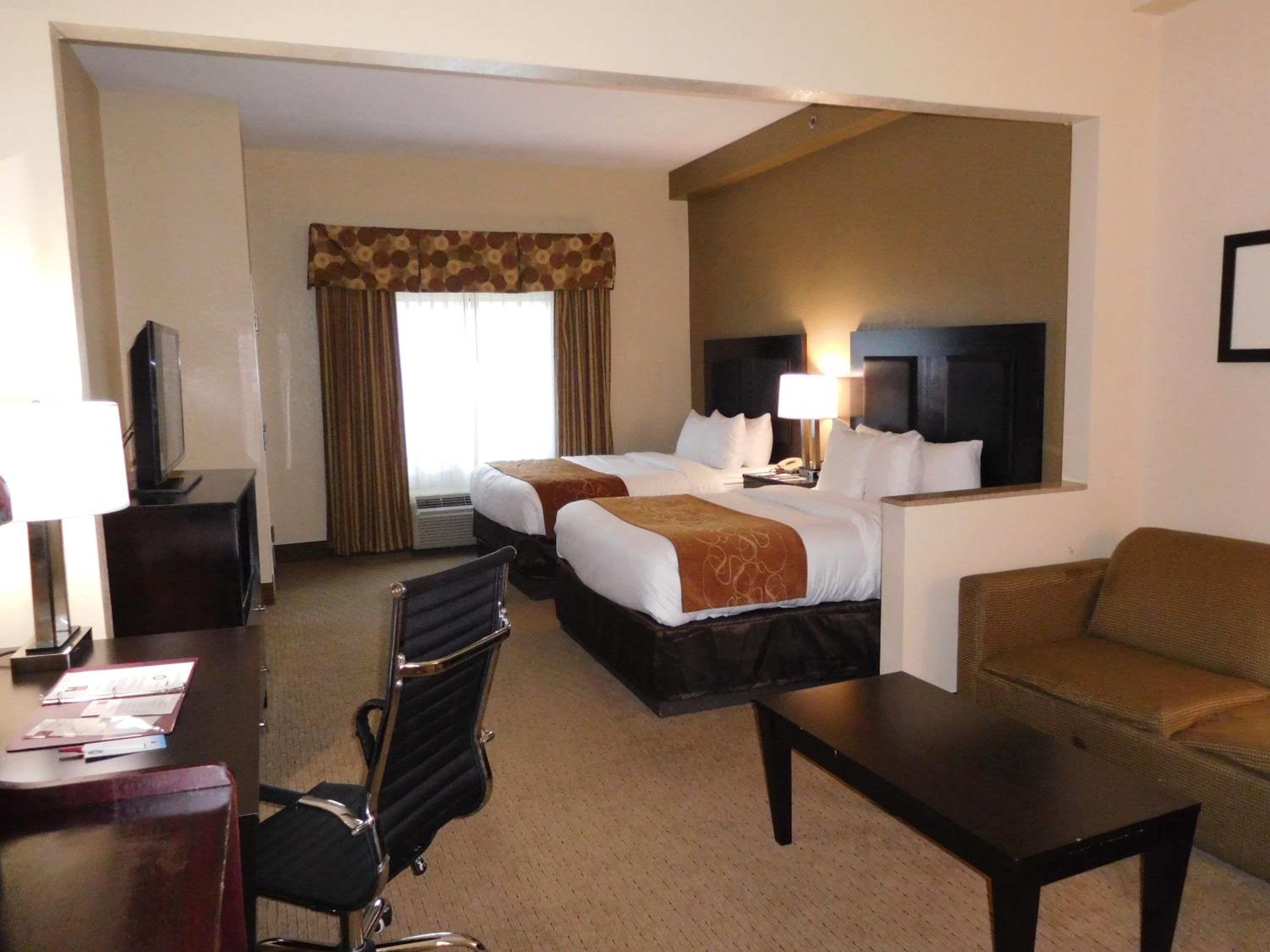 Queen Suite with Two Queen Beds - Non-Smoking - Photo 3