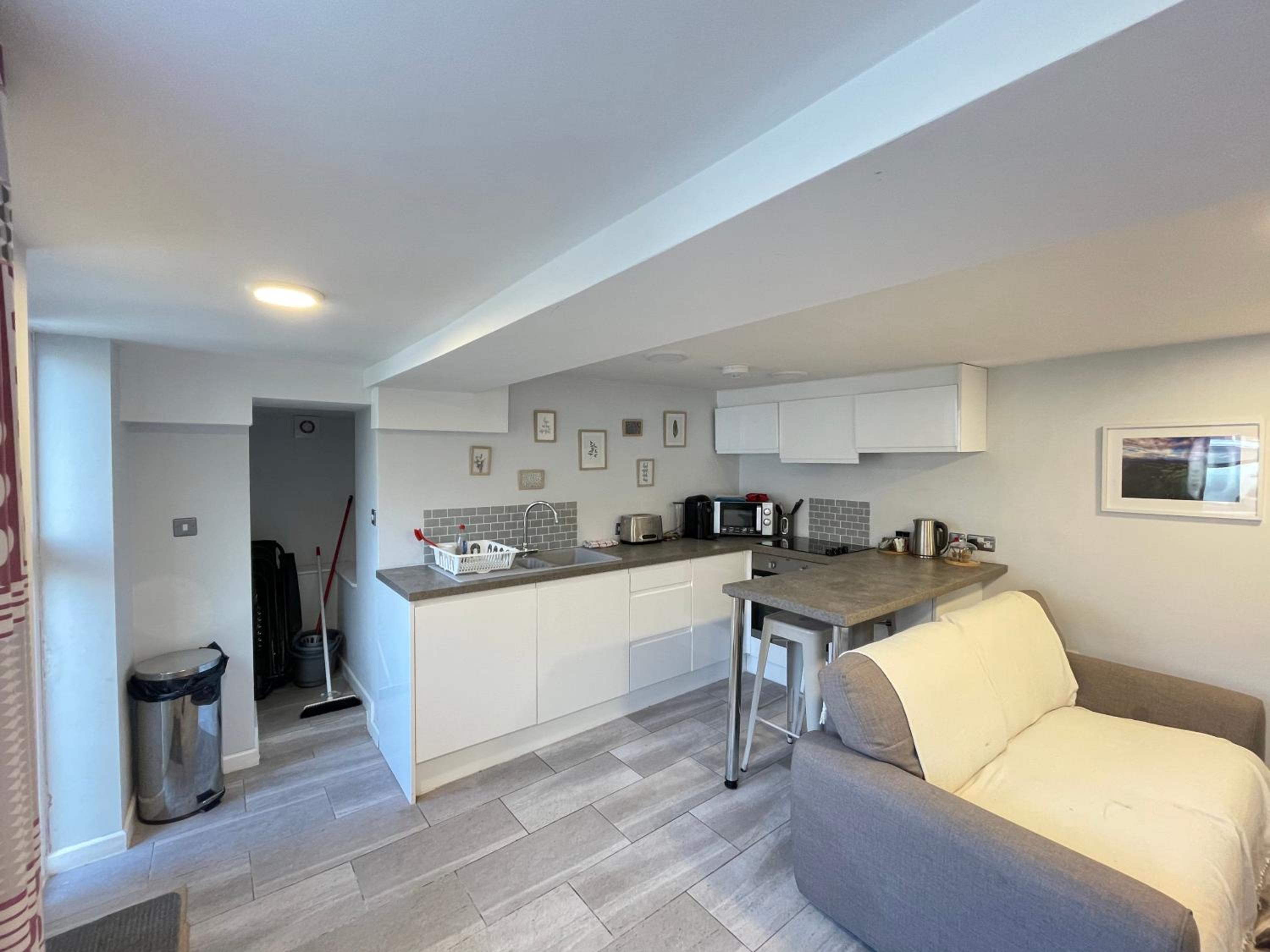 One-Bedroom Apartment - Photo 4