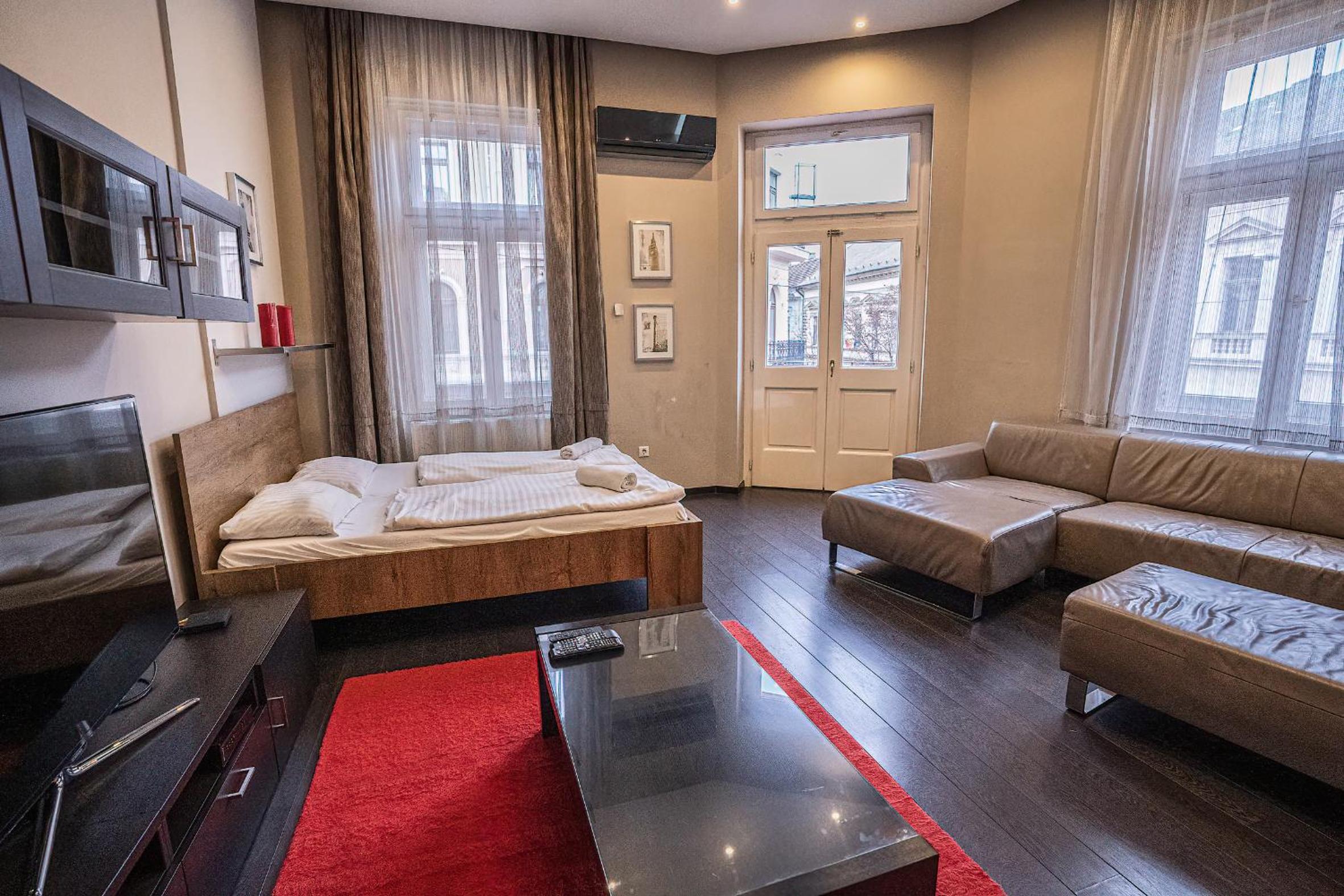 Three-Bedroom Apartment - Photo 29