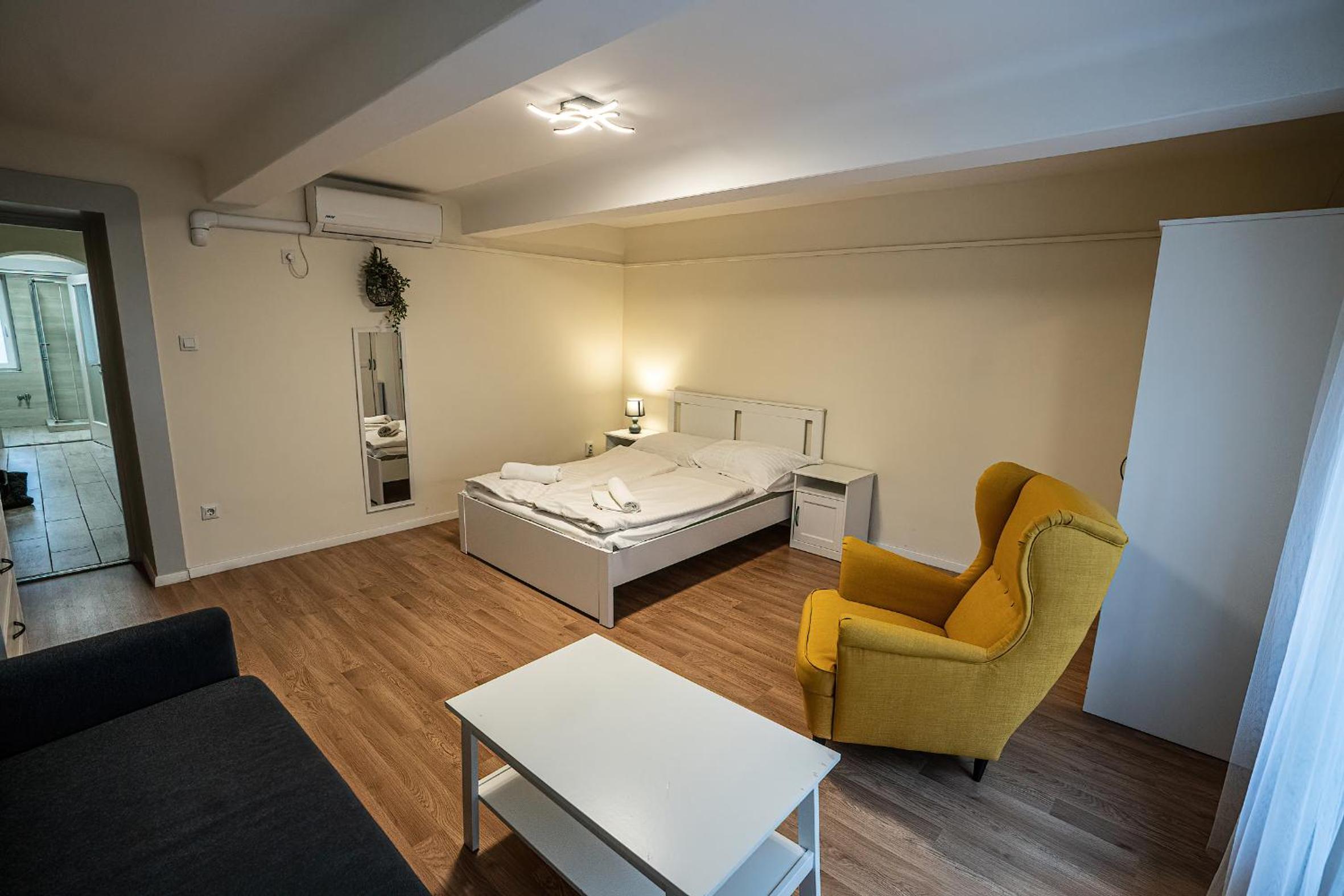 One-Bedroom Apartment - Photo 1