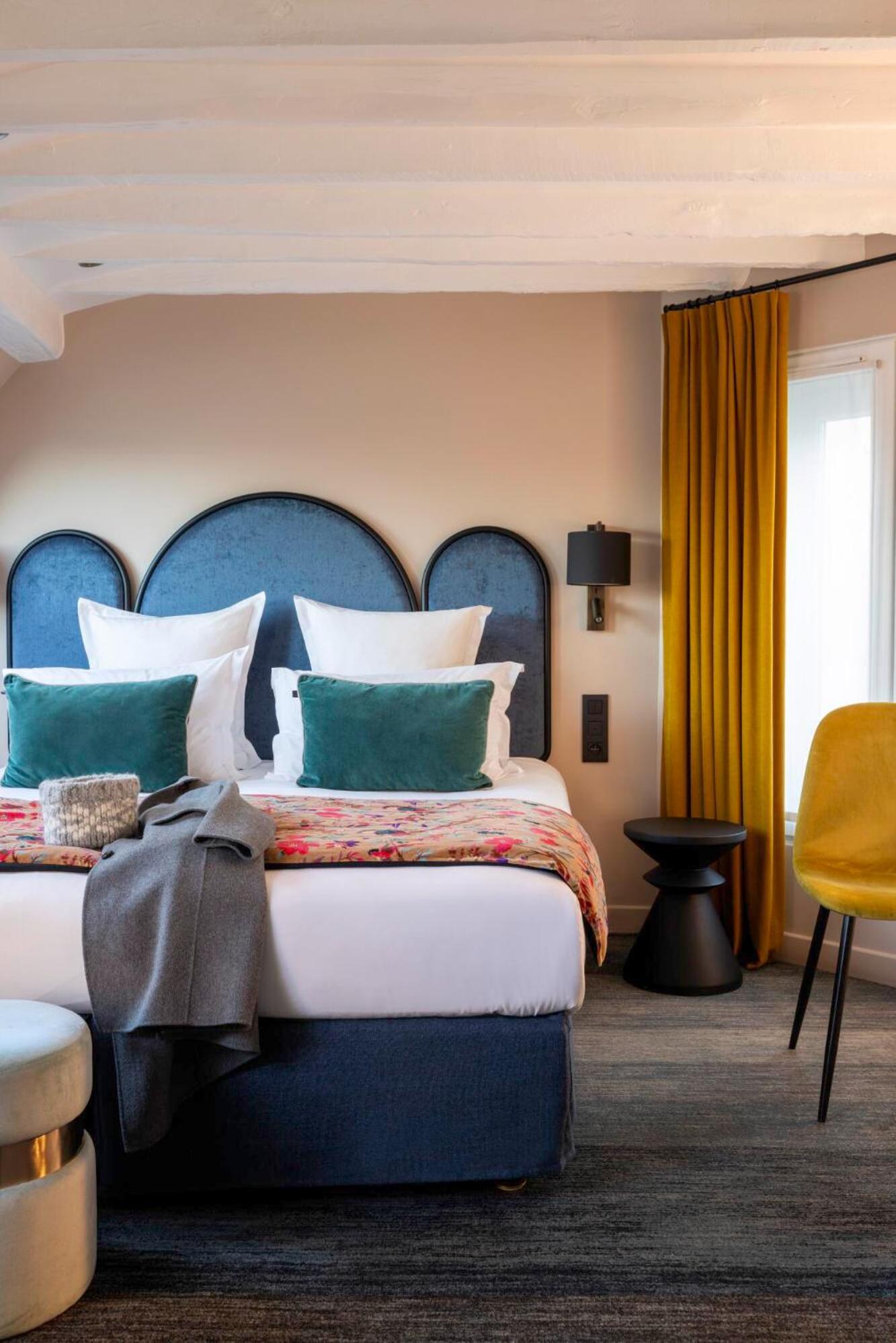 Deluxe Room thumbnail 6