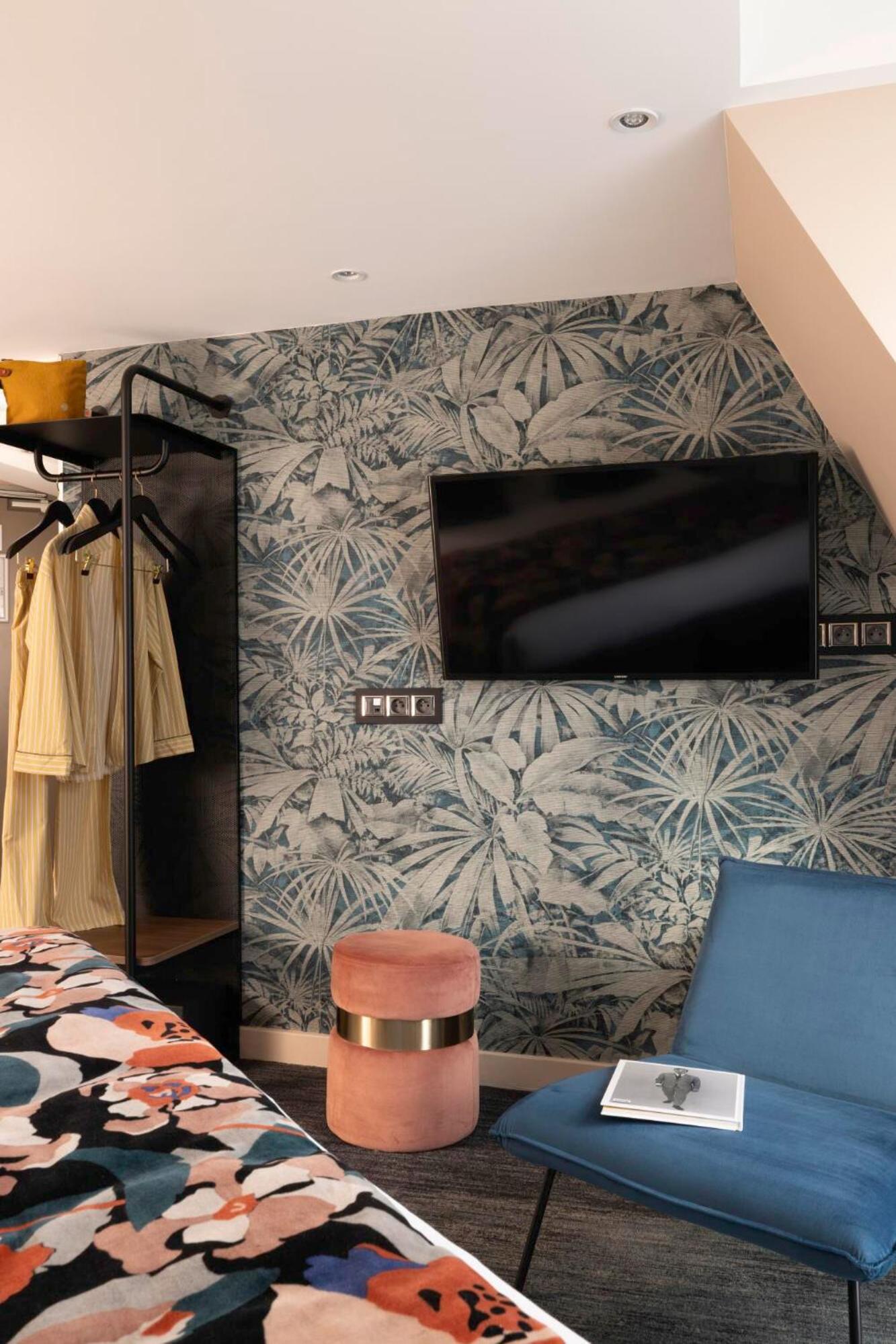 Deluxe Room thumbnail 6