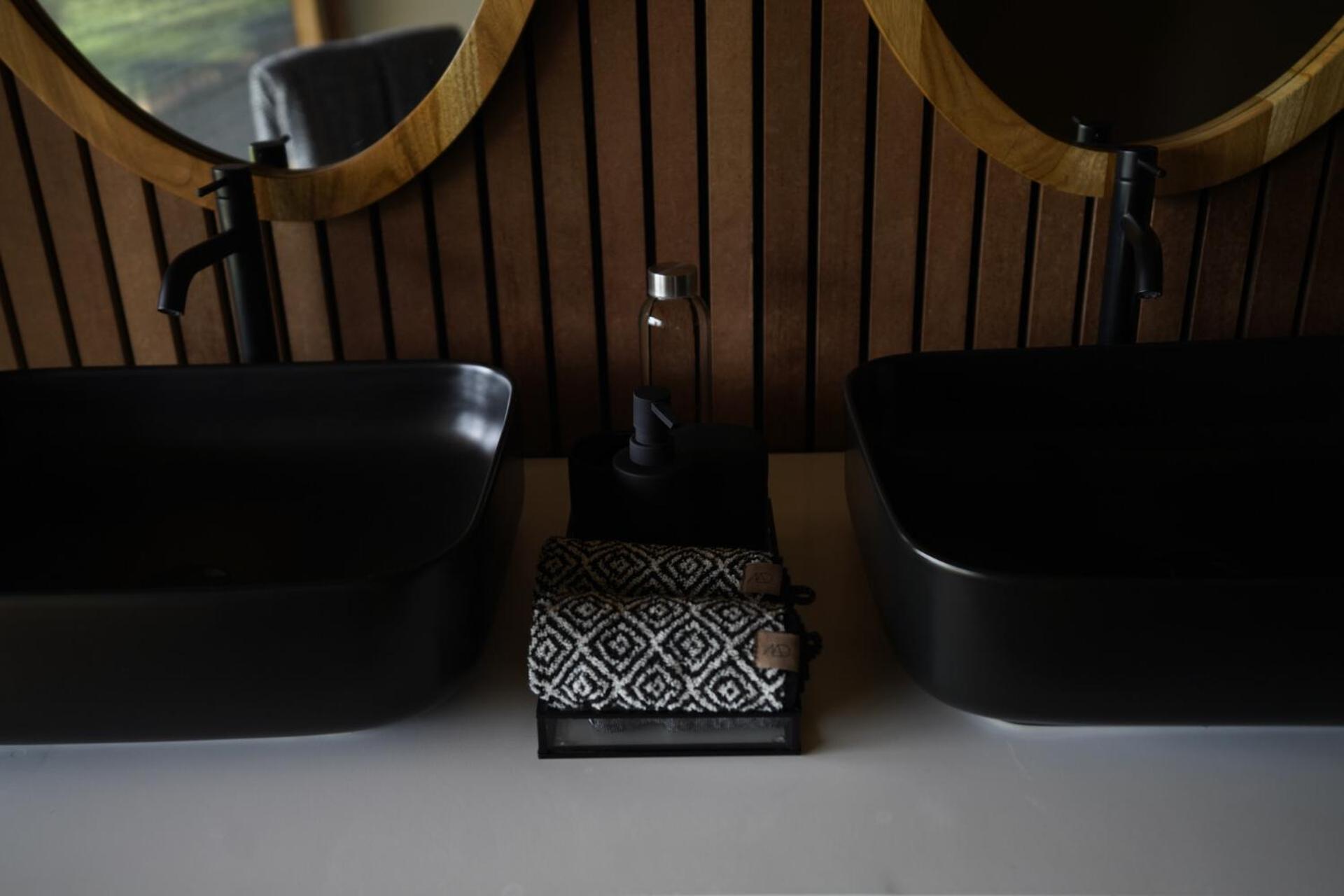 Queen Room with Garden View - Photo 6