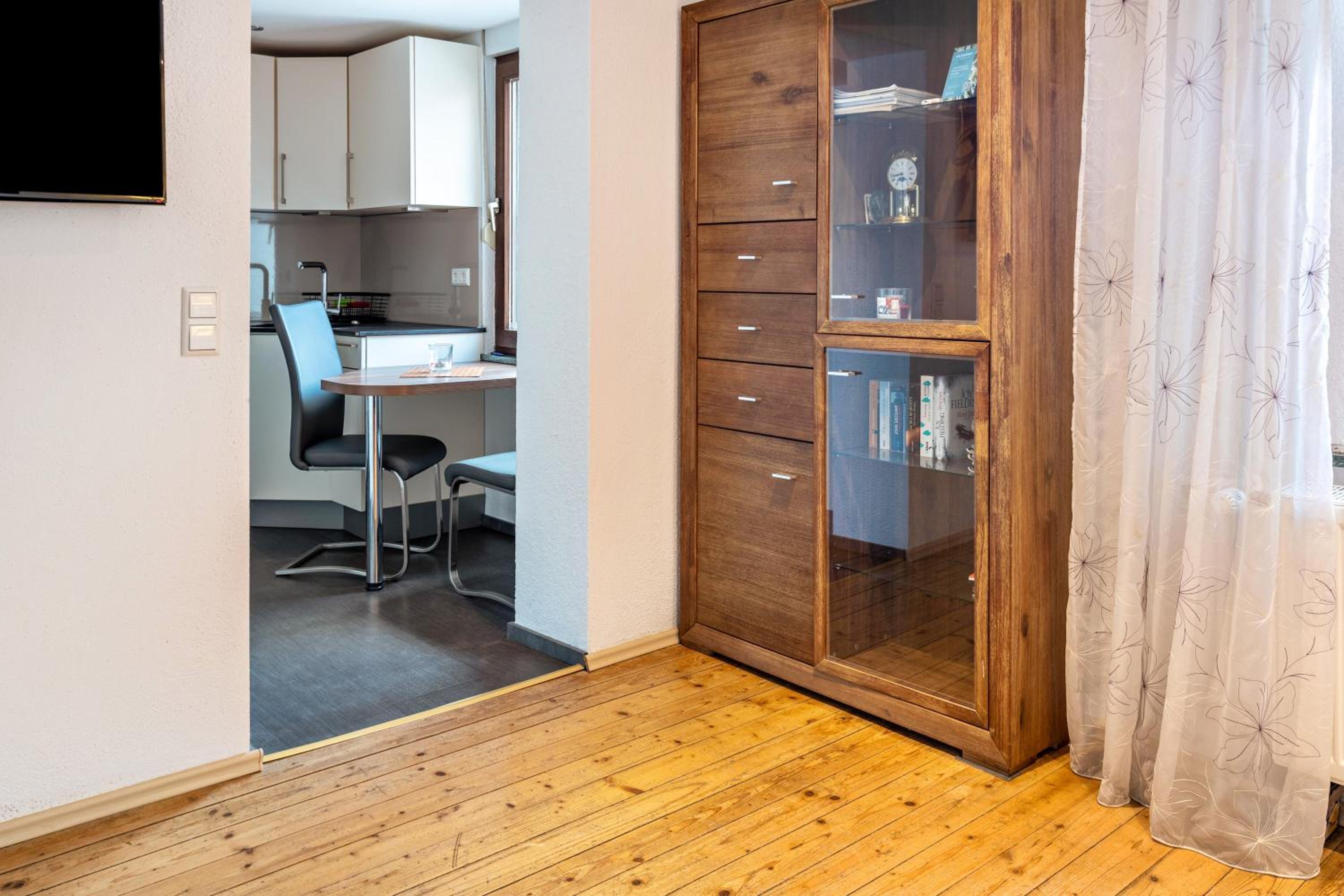 One-Bedroom Apartment with Lake View photo 2