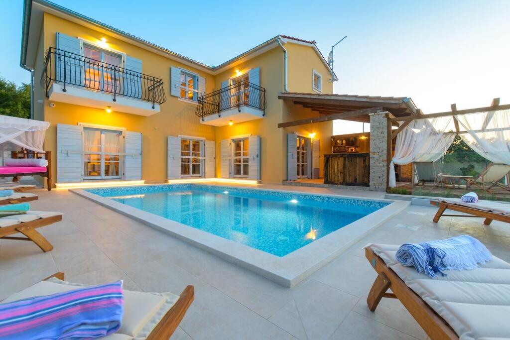 Villa photo 2