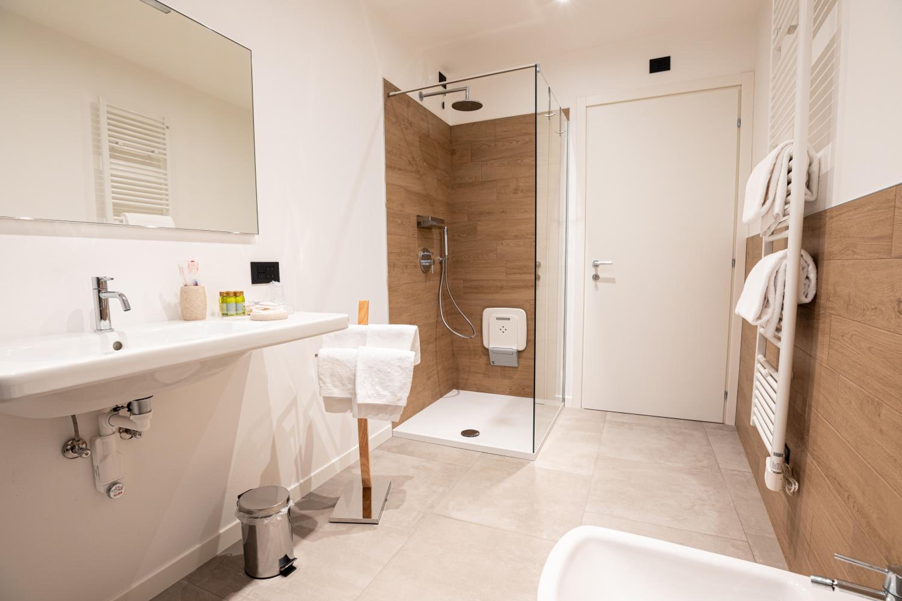 King Room - Disability Access - Photo 5