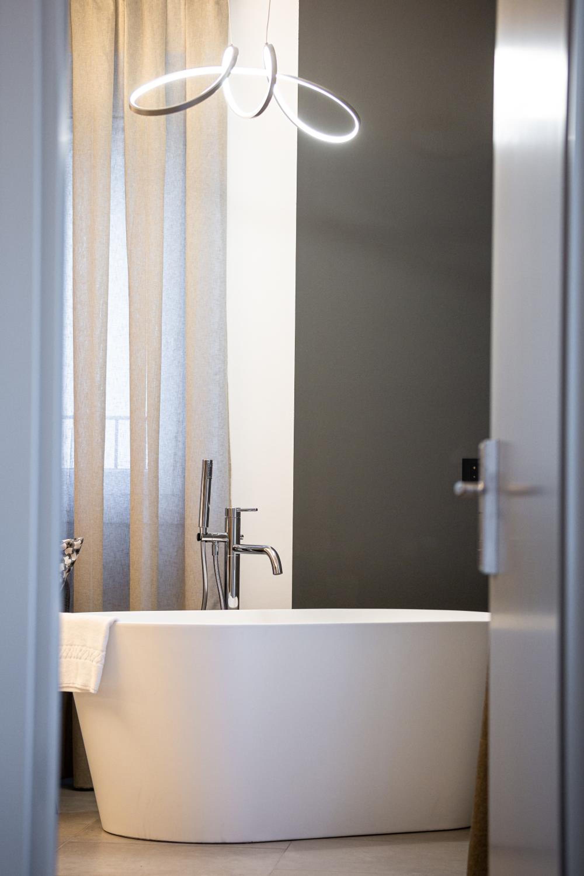 Deluxe Double Room with Bath - Photo 3