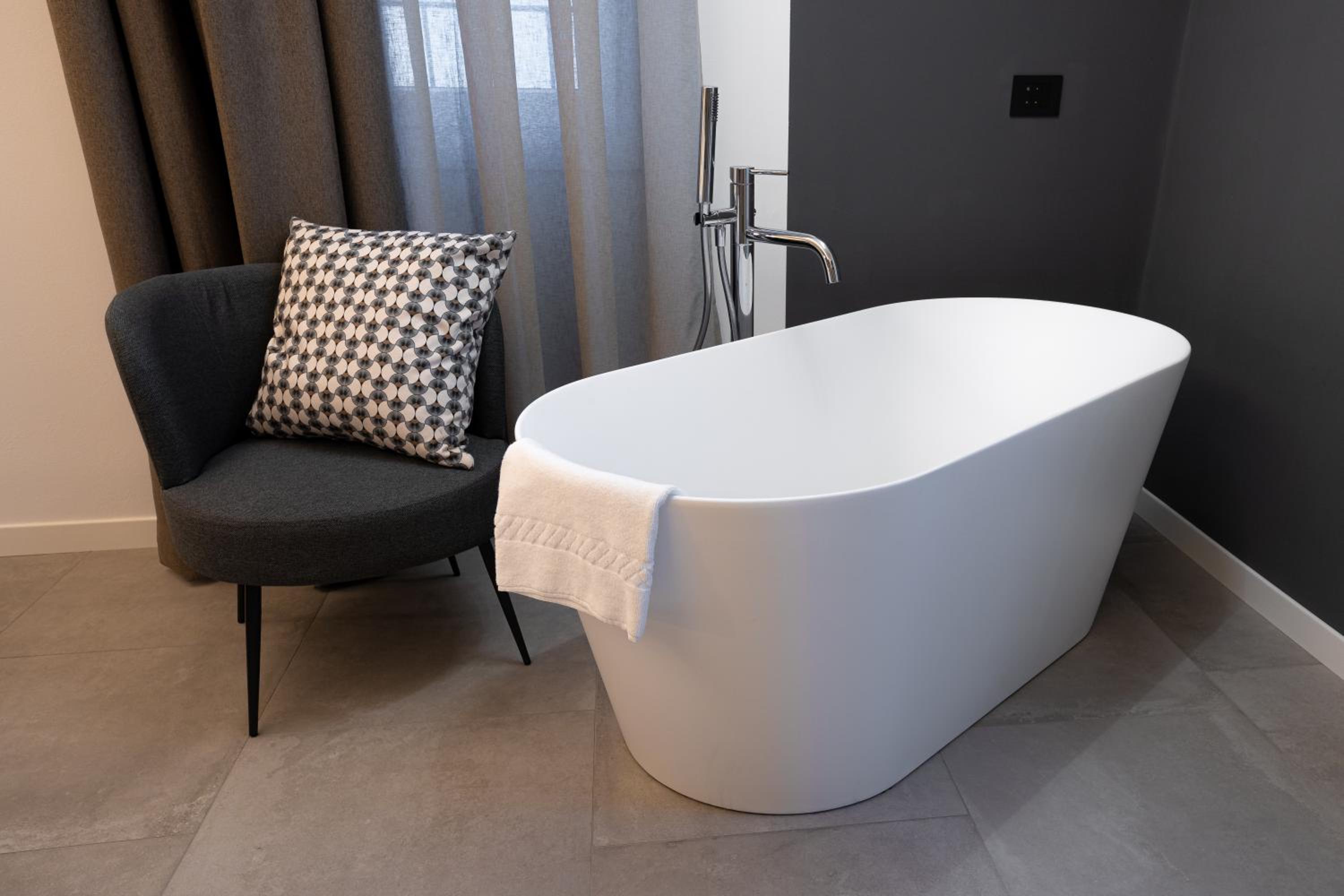 Deluxe Double Room with Bath - Photo 10