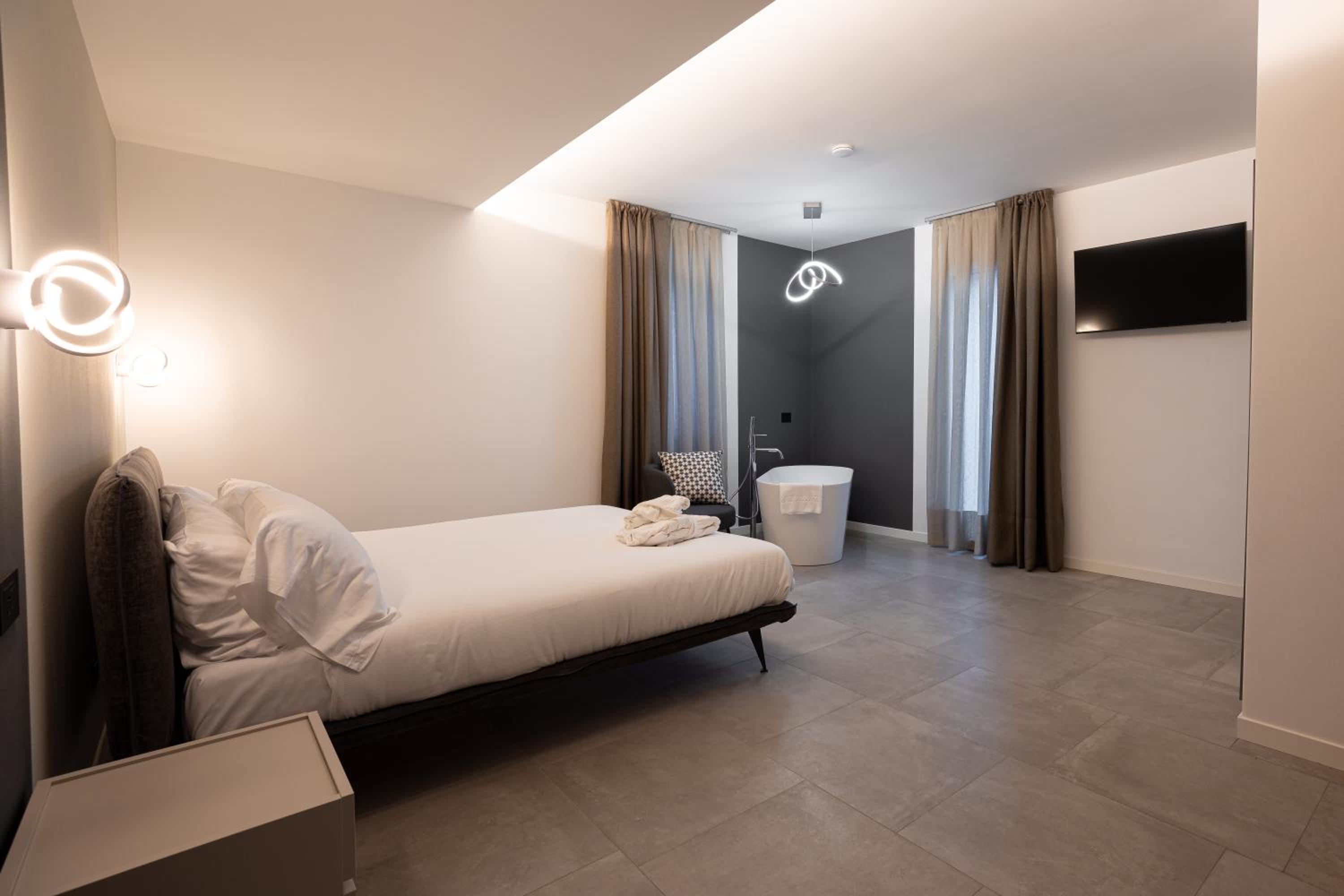 Deluxe Double Room with Bath - Photo 4