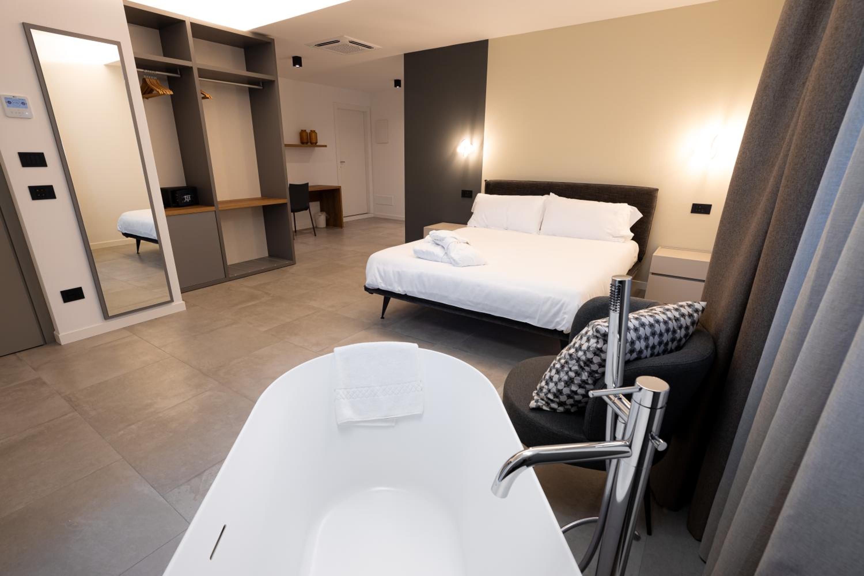 Deluxe Double Room with Bath - Photo 5