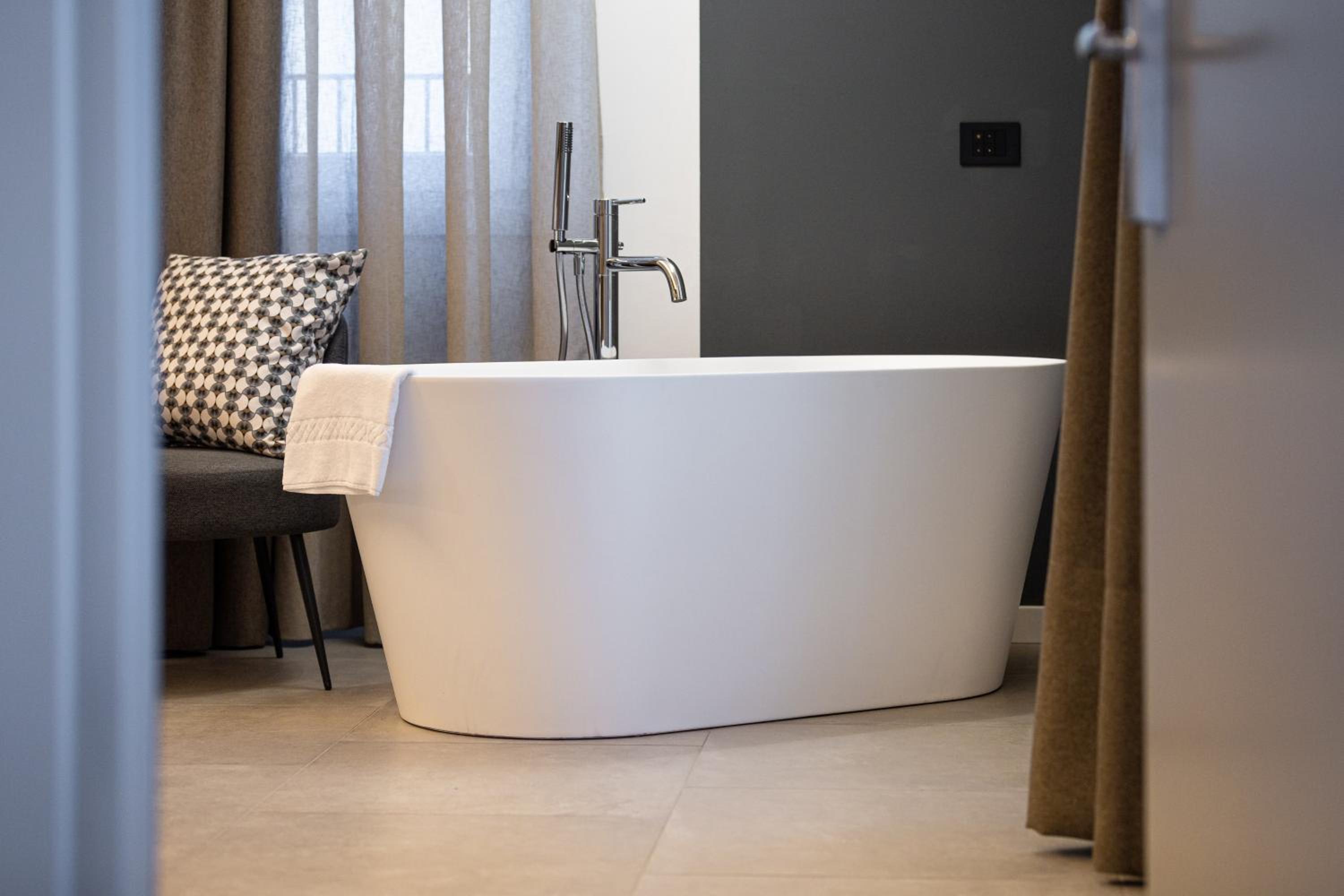 Deluxe Double Room with Bath - Photo 7