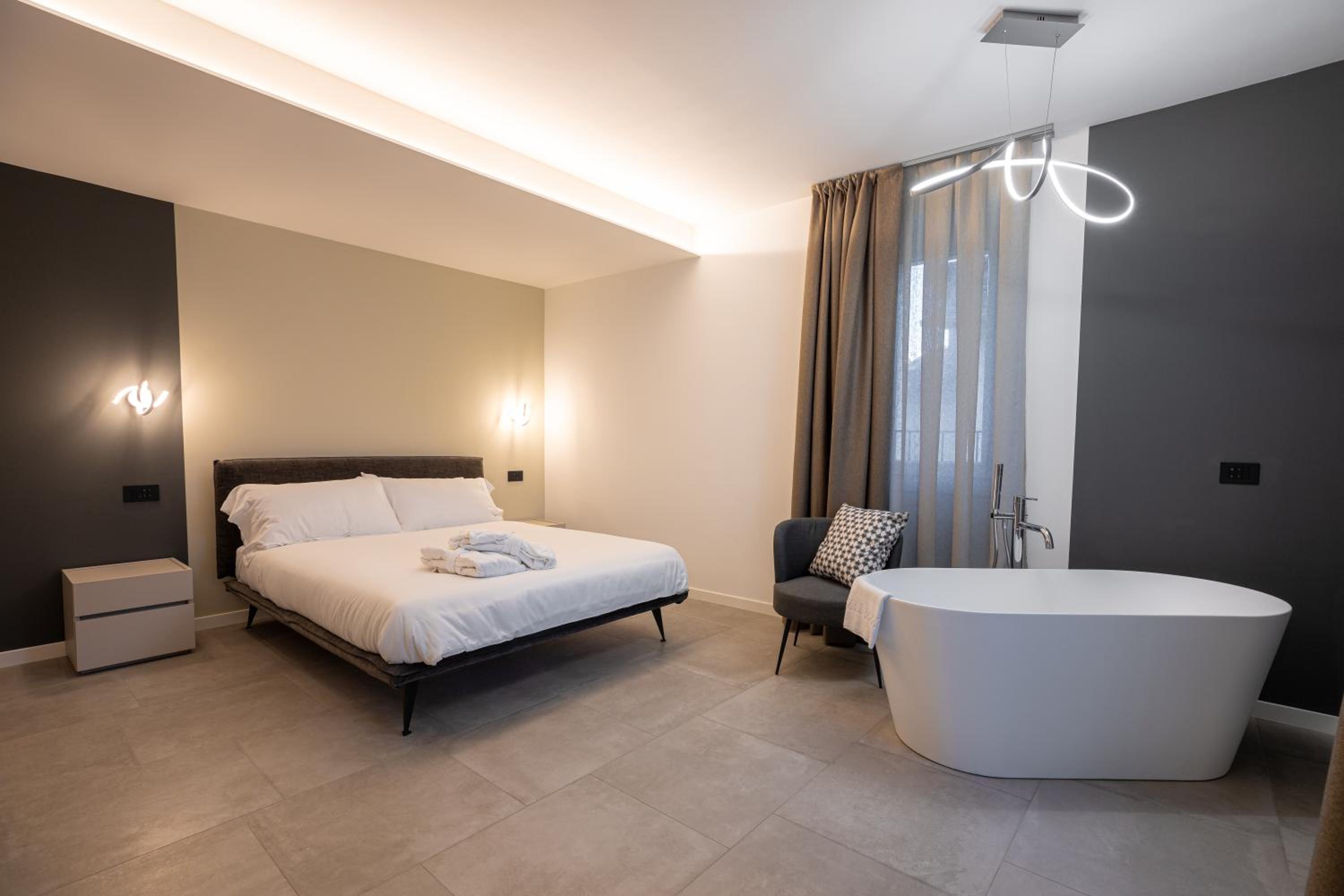Deluxe Double Room with Bath - Photo 1