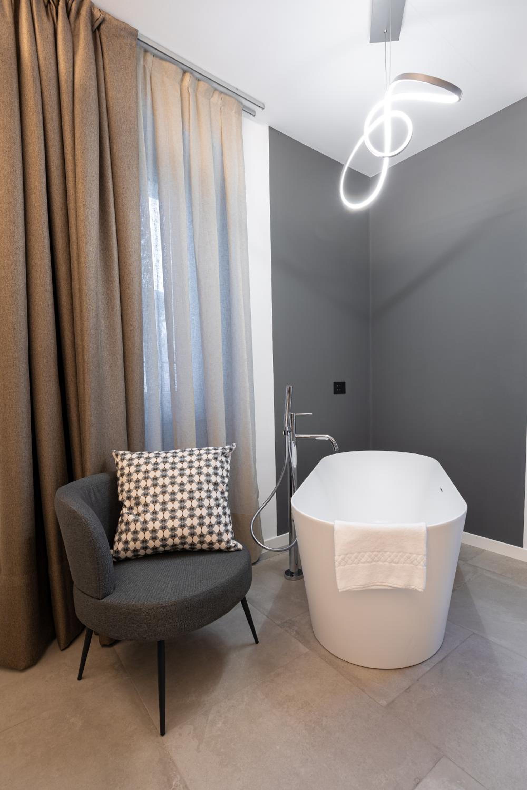 Deluxe Double Room with Bath - Photo 2