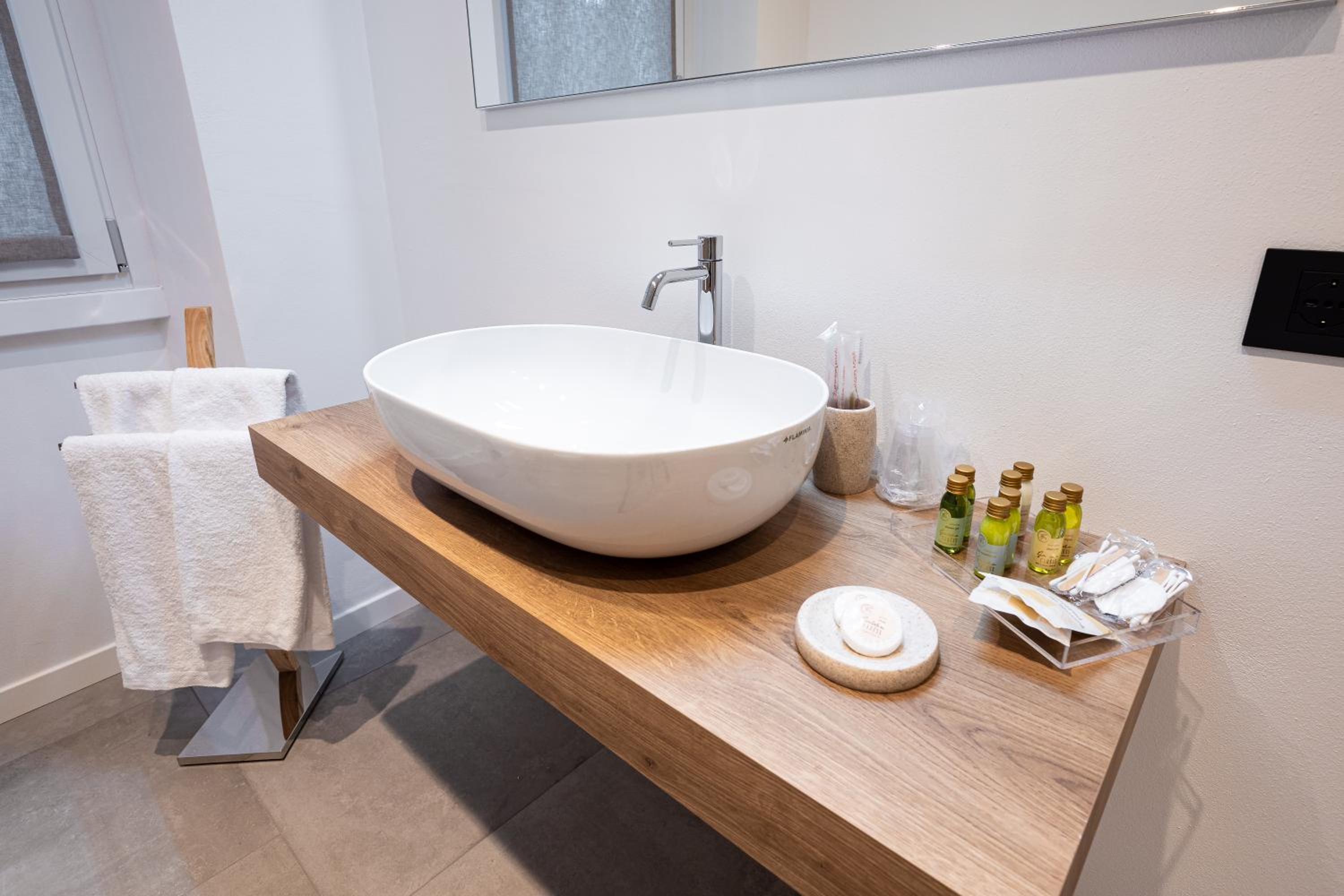 Deluxe Double Room with Bath - Photo 11