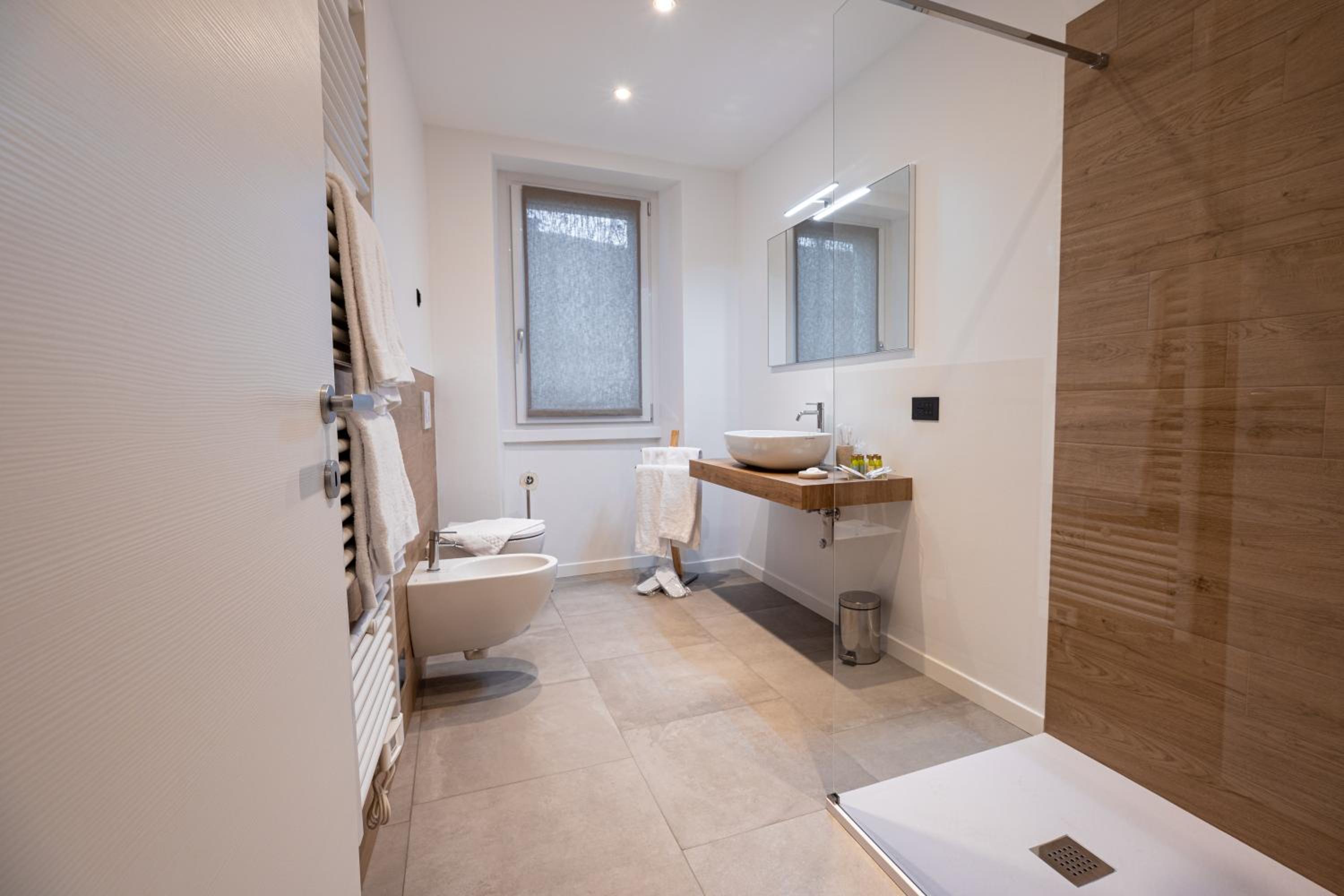 Deluxe Double Room with Bath - Photo 9