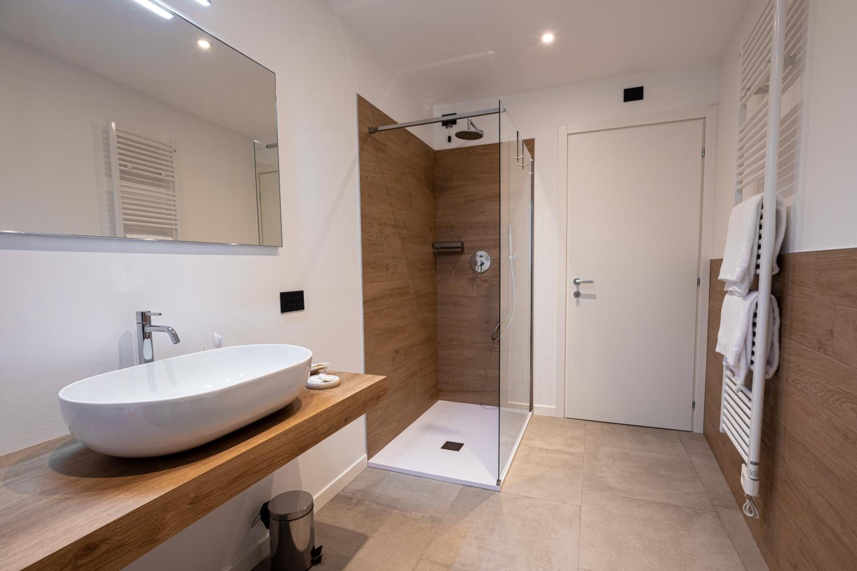 Deluxe Double Room with Bath - Photo 8