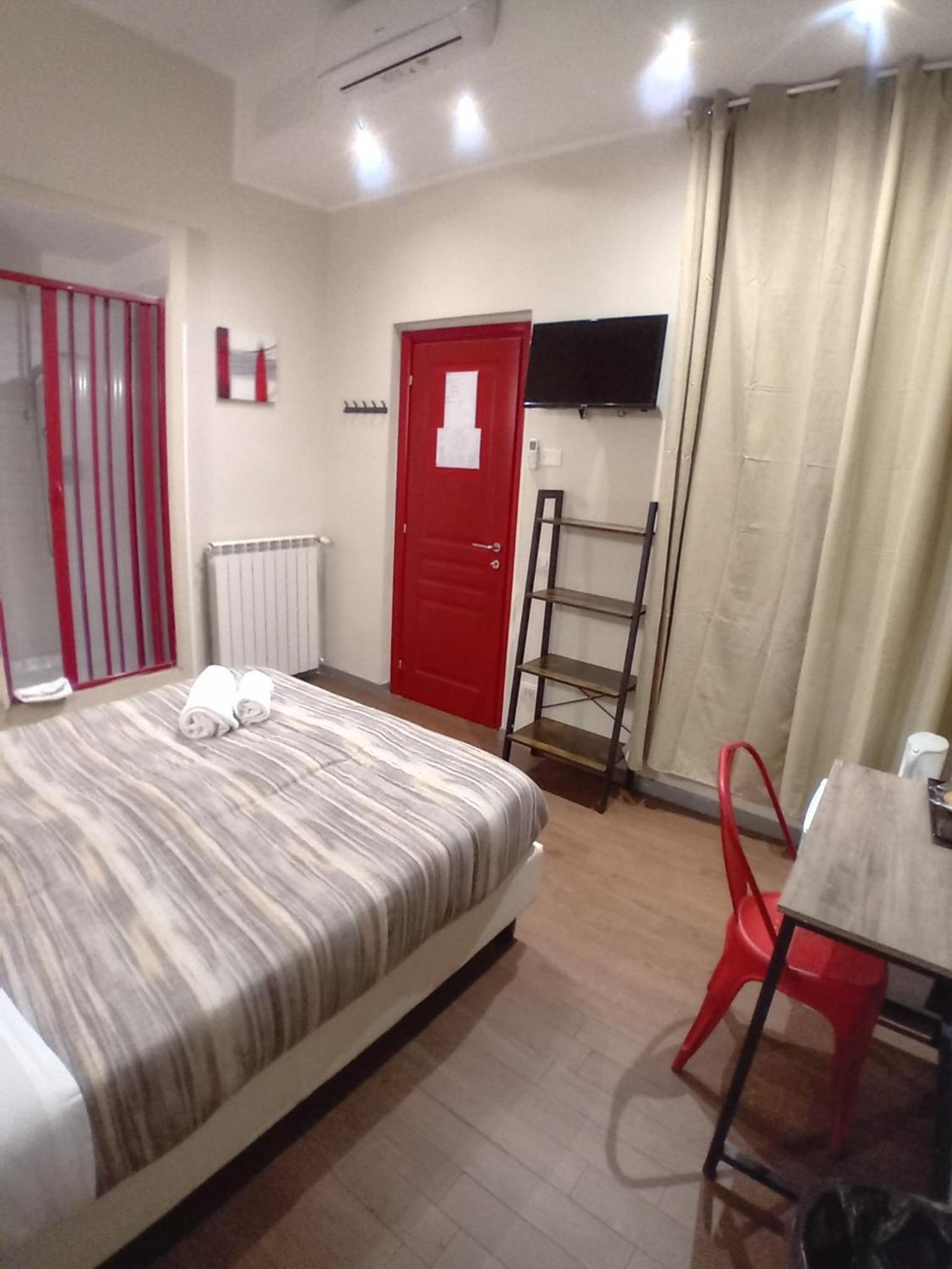 Single Room with Bathroom photo 1