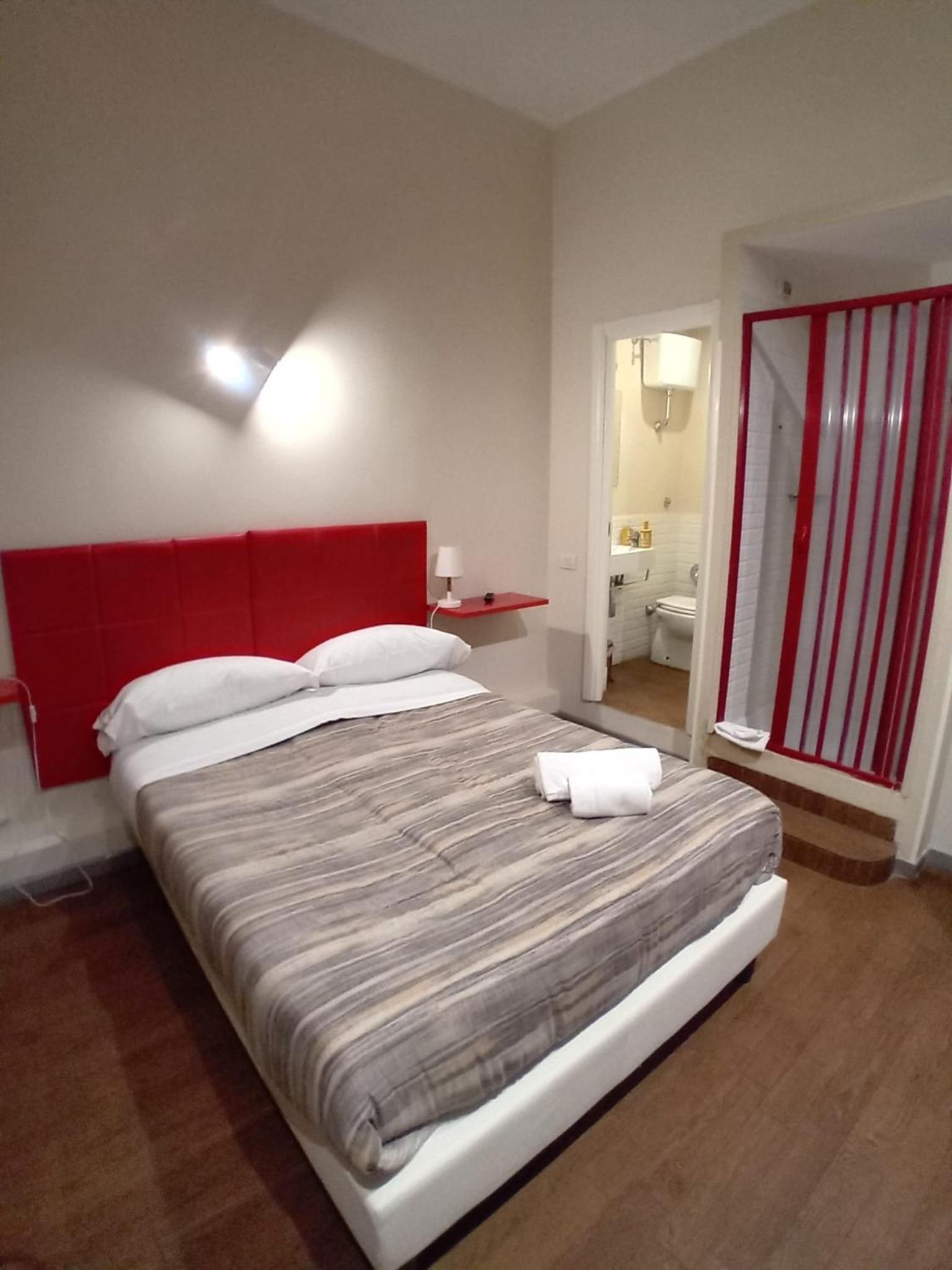 Single Room with Bathroom photo 2