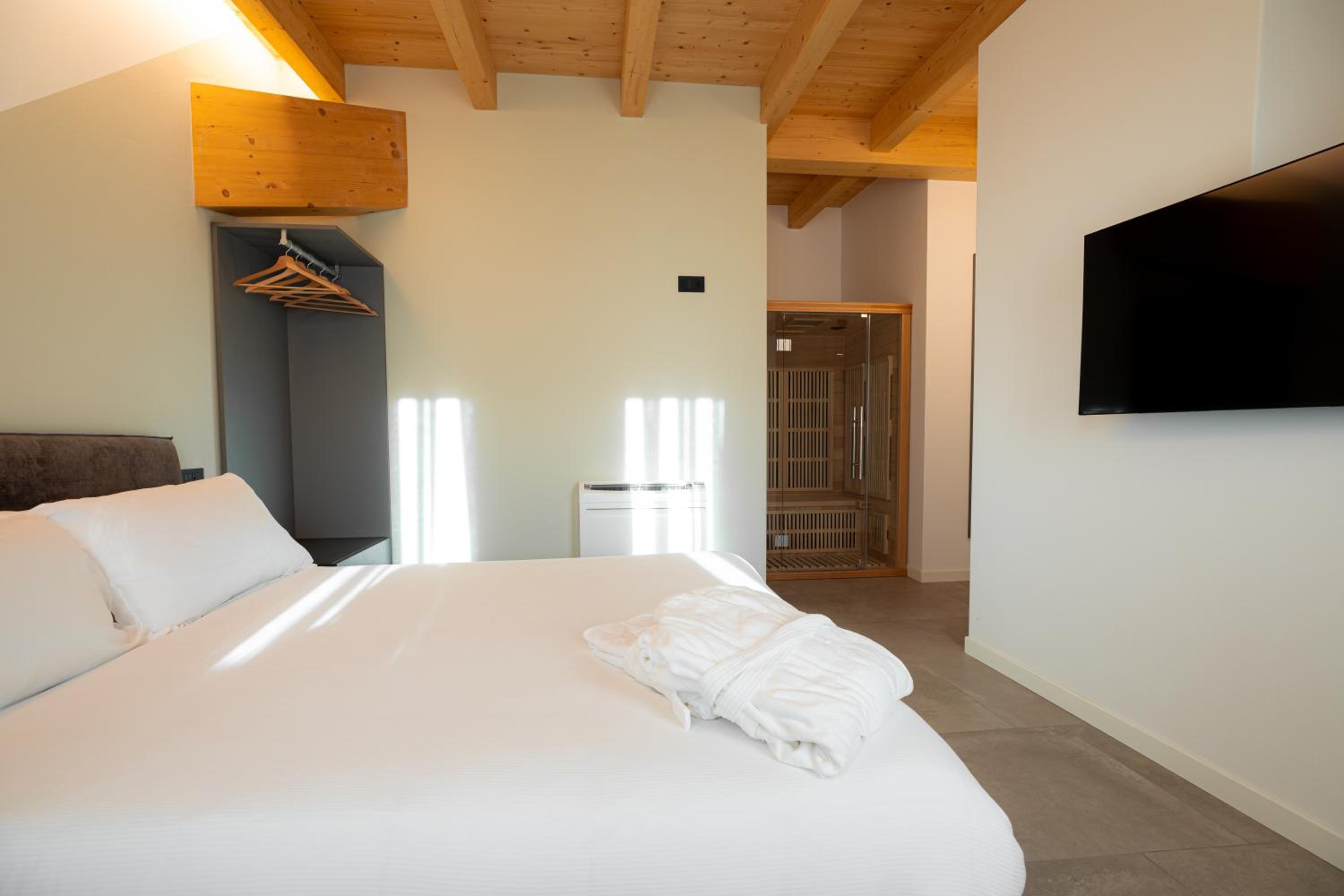 Deluxe Room - Photo 1